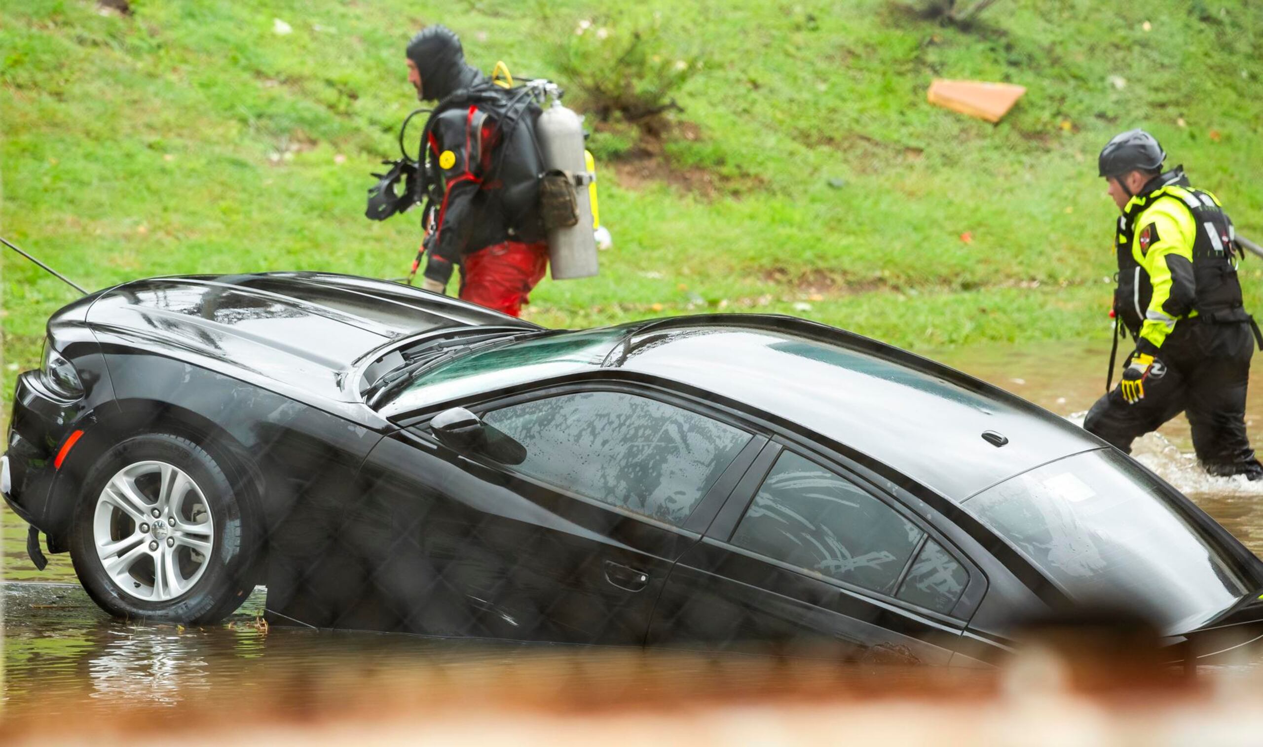 Recuperación del auto del empleado civil que murió en una inundación en Houston.