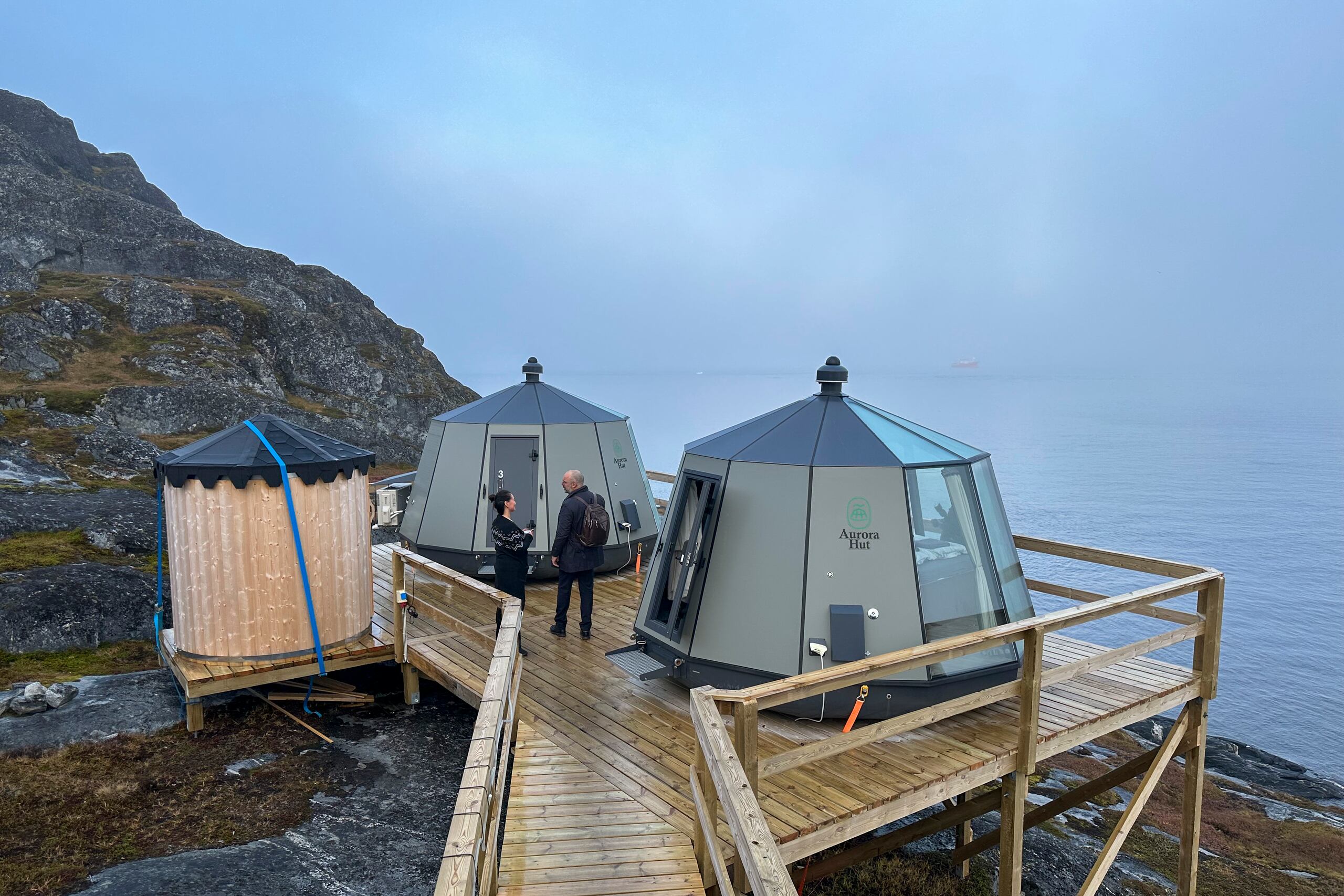 Vista exterior de las cabinas que albergan una habitación para observar la aurora boreal en el hotel Inuk de Nuuk, una apuesta para atraer al turismo a Groenlandia. (EFE/Rosa Jiménez)