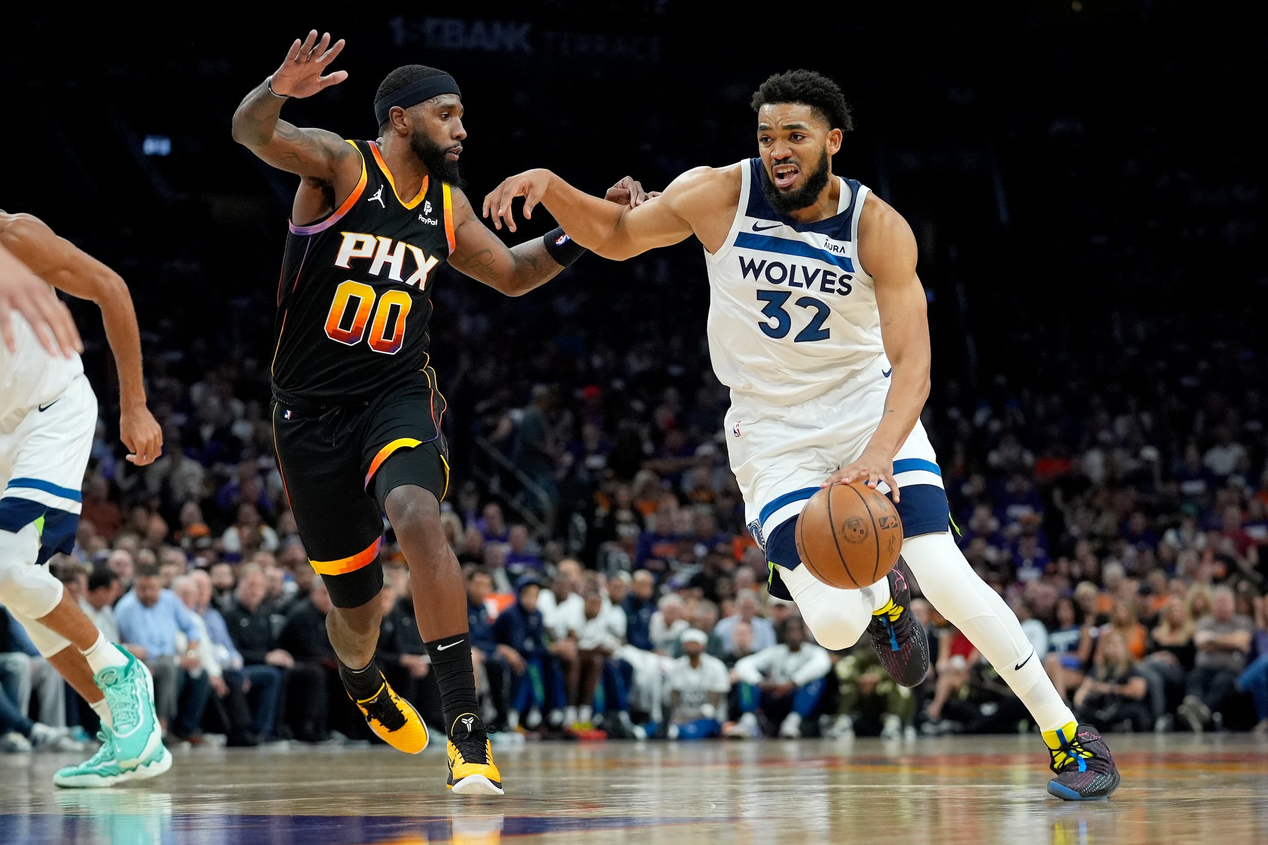 Karl-Anthony Towns conduce la pelota ante Royce O'Neale durante la primera mitad del tercer juego de la primera ronda de los playoffs de la NBA.