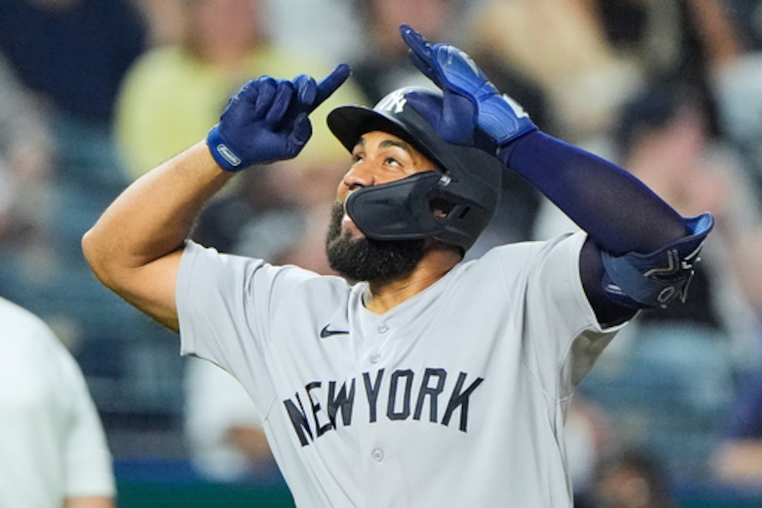 Amed Rosario, de los Yankees de Nueva York, celebra después de batear un jonrón de dos carreras.