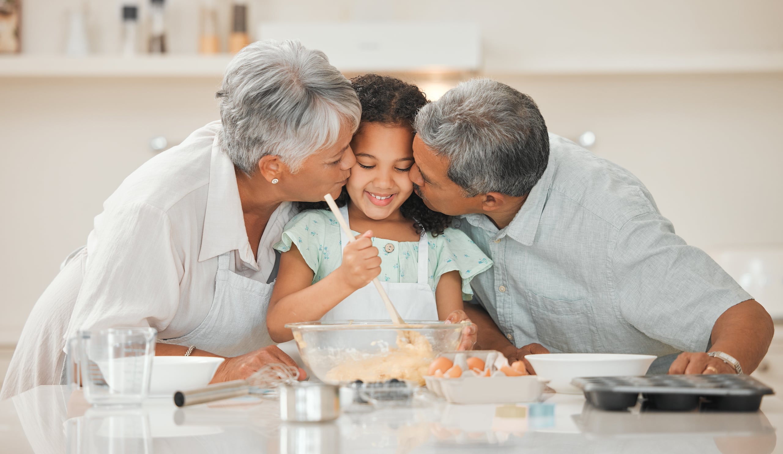 Un abuelo es crucial en la crianza porque brinda oportunidades para que los menores sientan una figura de apego seguro.