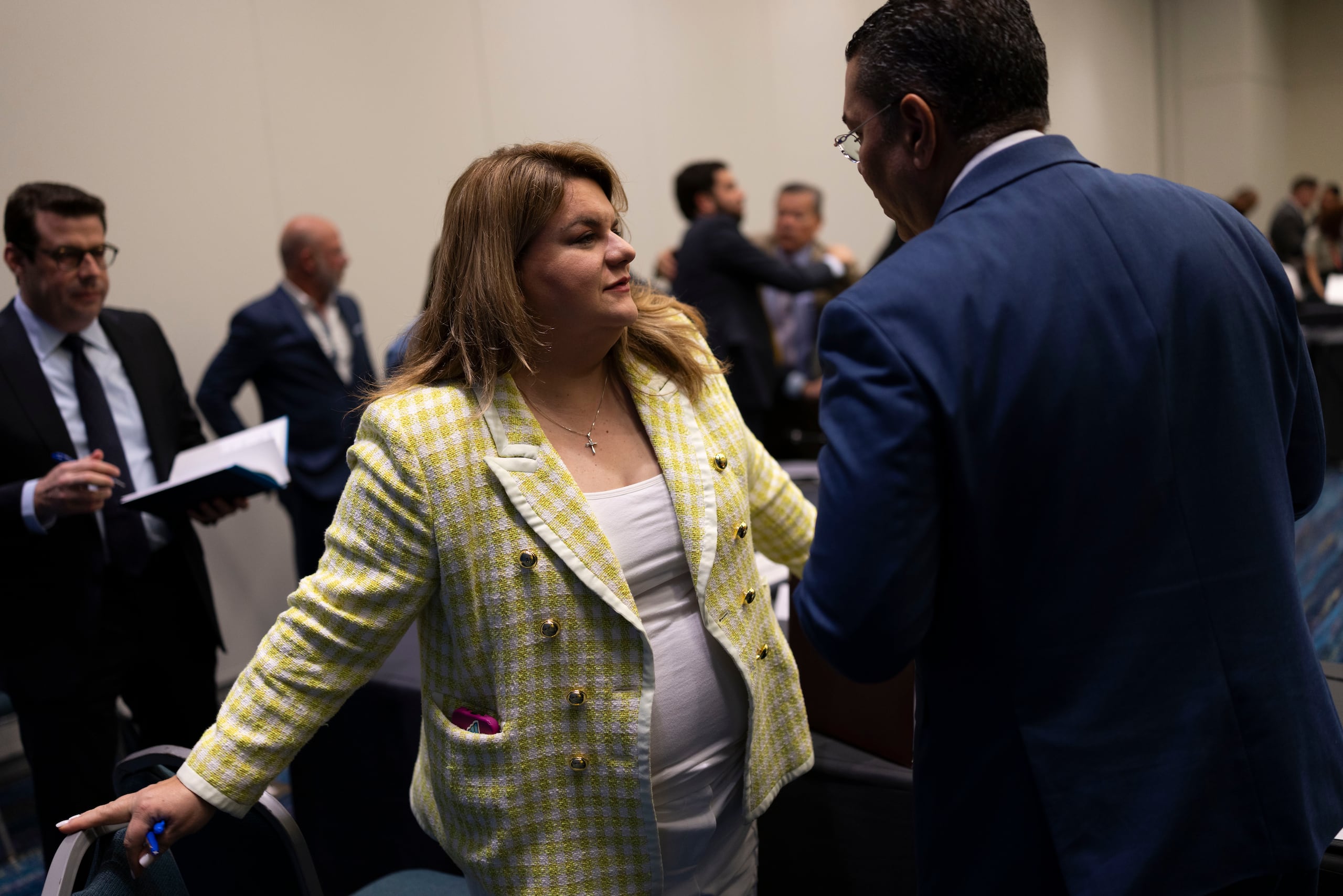 En la foto, Jenniffer González junto al zar de energía, Josué Colón.