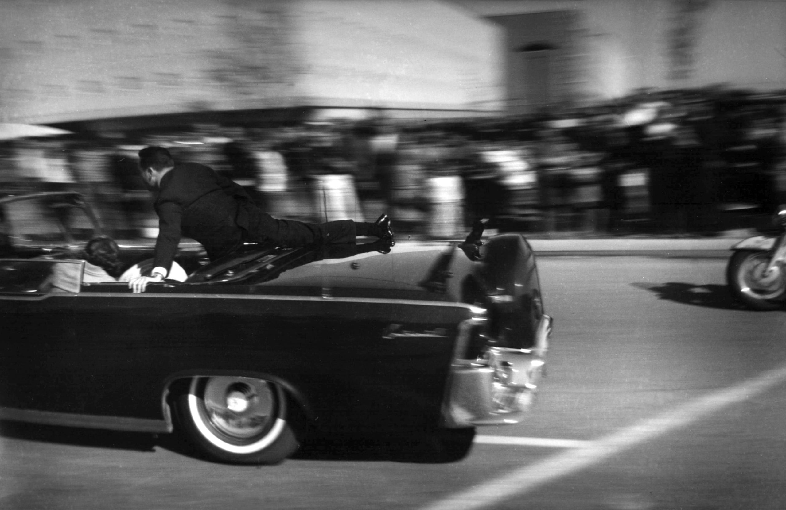 Kennedy fue asesinado en una visita a Dallas, cuando su comitiva estaba terminando su desfile en el centro de la ciudad el 22 de noviembre de 1963.