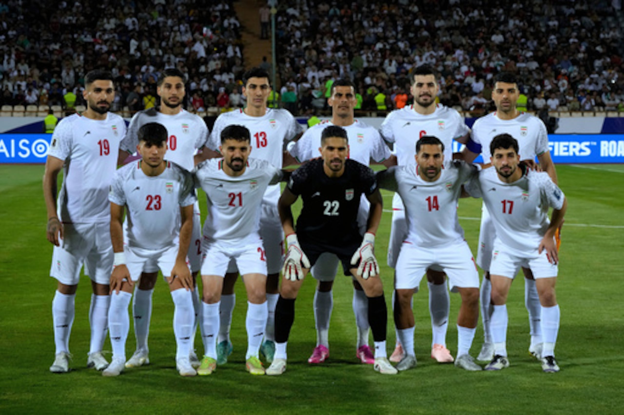 Los jugadores de Irán, en esta foto de archivo, posan para una foto de equipo antes de un partido de fútbol de clasificación del grupo A asiático contra Corea del Norte para la Copa del Mundo 2026, el 10 de junio de 2025, en el Estadio Azadi en Teherán, Irán. (AP Photo/Vahid Salemi, archivo)