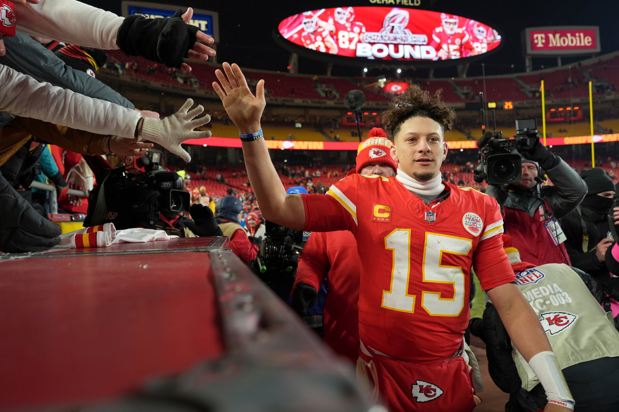 Patrick Mahomes (15) celebra el pase de los Chiefs de Kansas City a la final de la Conferencia Americana por séptima temporada consecutiva.