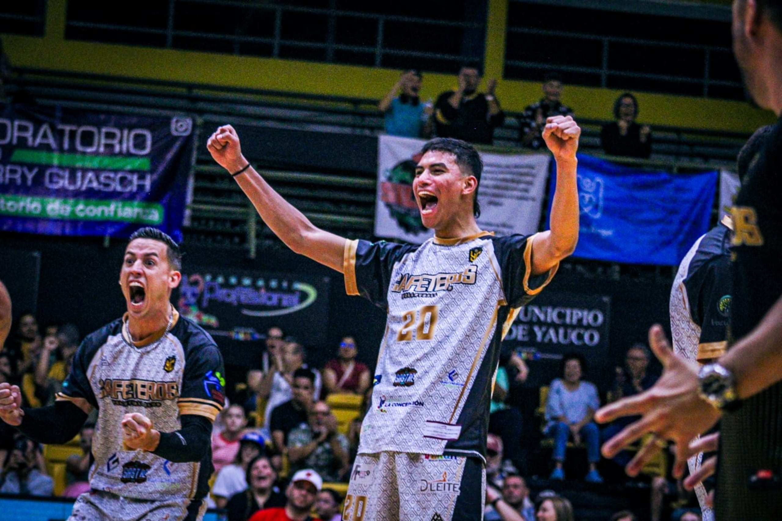 Kevin Rodríguez, a la izquierda, celebra junto al refuerzo Juan Felipe Catañeda, ambos de los Cafeteros de Yauco.
