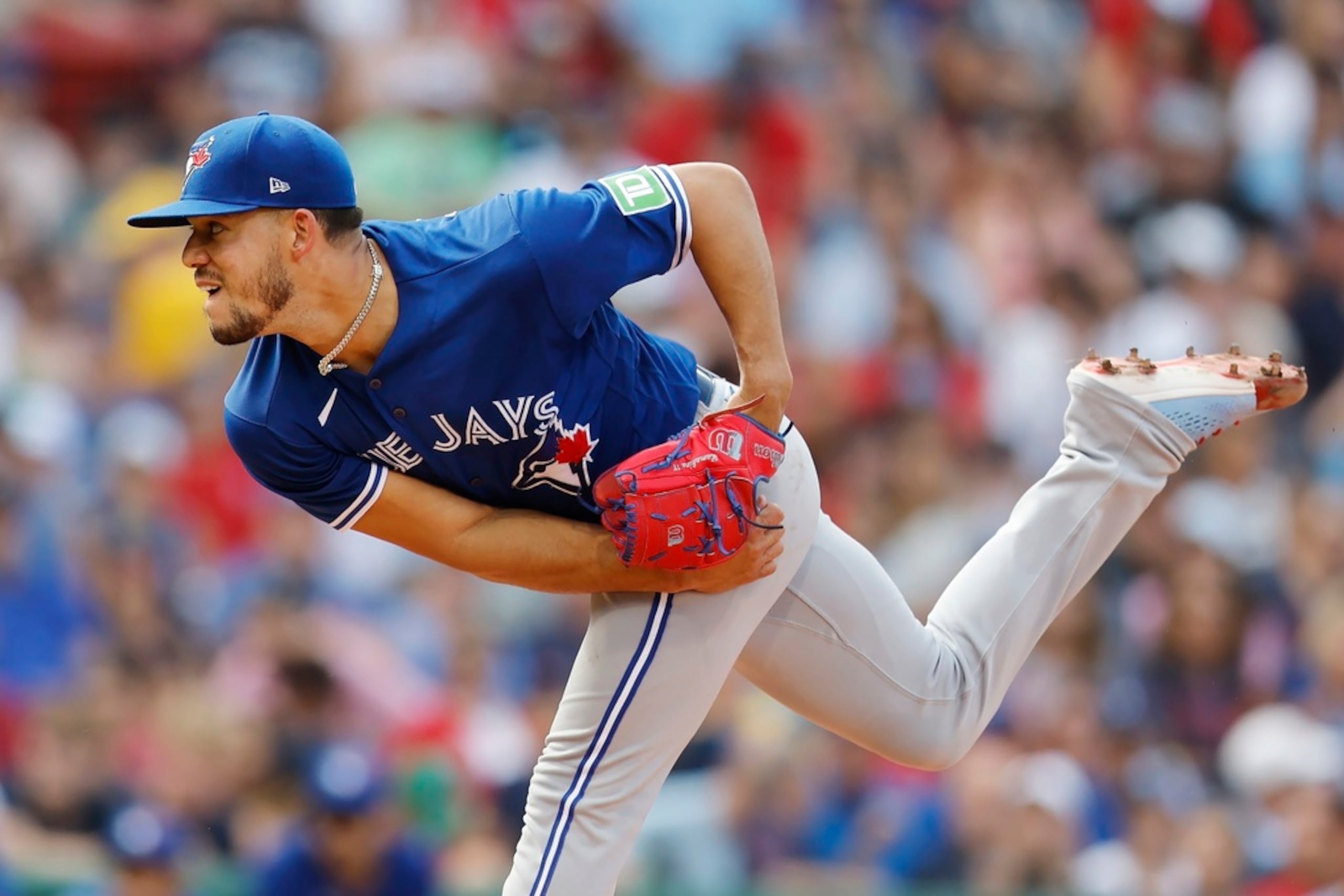 El puertorriqueño José Berríos, de los Blue Jays de Toronto, lanza en la primera entrada ante Boston.