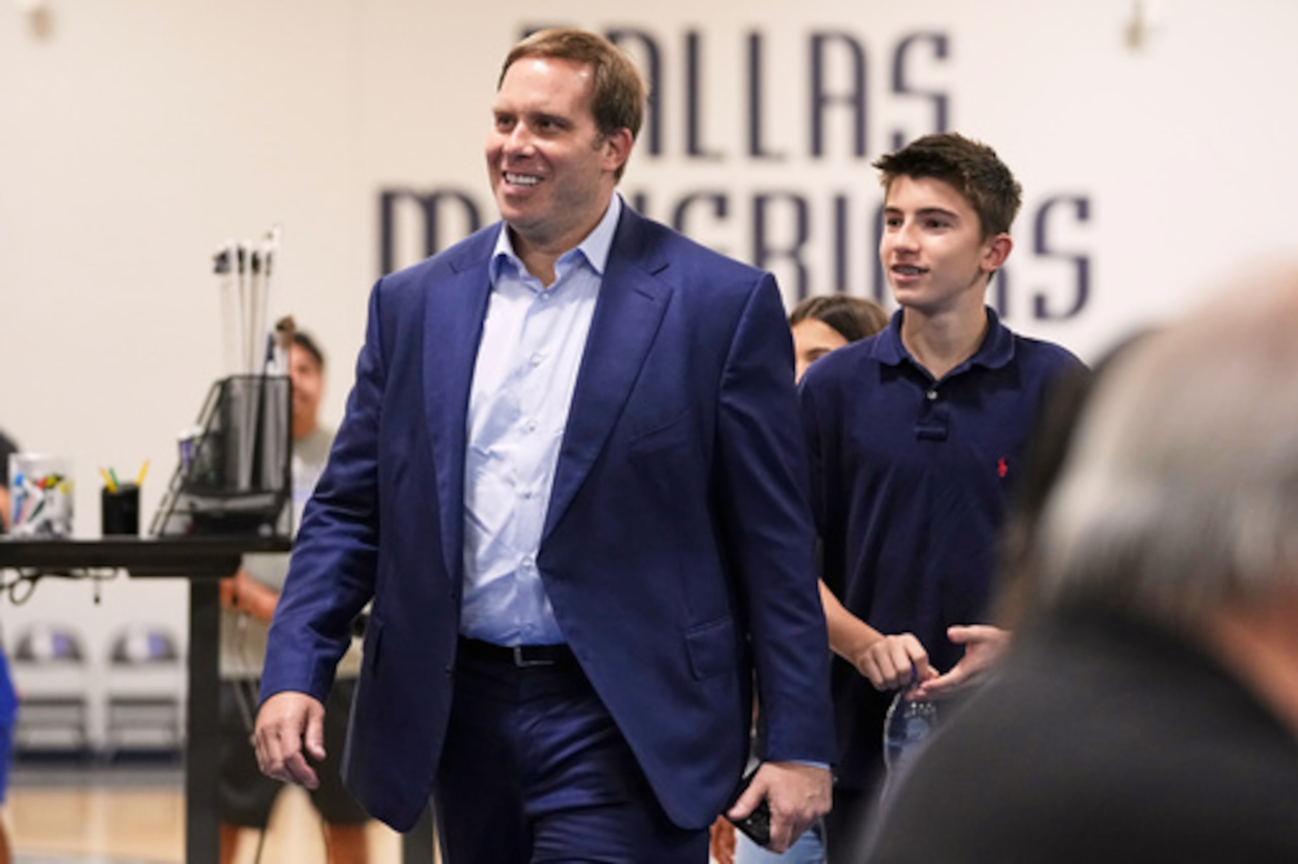 Patrick Dumont, a la izquierda, propietario de los Dallas Mavericks, llega a una rueda de prensa en las instalaciones de entrenamiento del equipo, el 27 de junio de 2025.