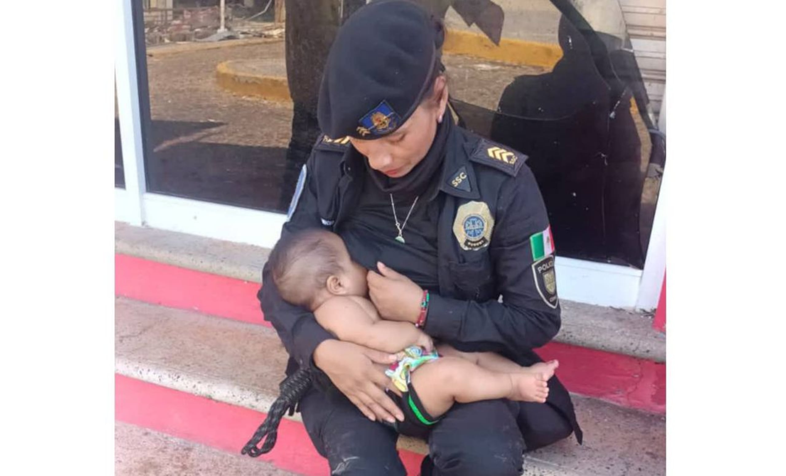 Ante el pedido desesperado de ayuda de la madre para alimentar a su hijo, la mujer policía se ofreció a amamantar al infante que llevaba dos días sin probar alimento.
