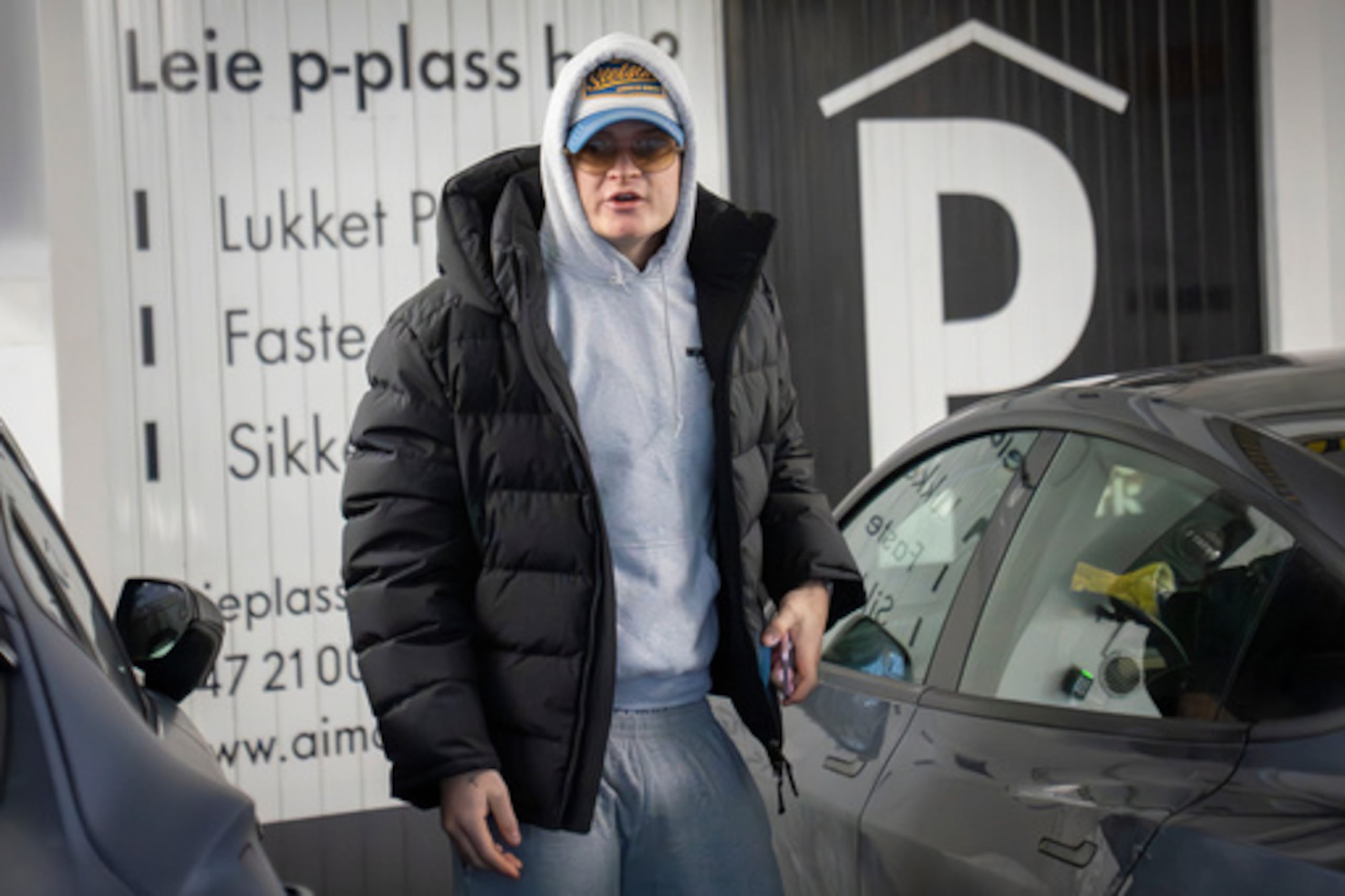 El noruego Marius Borg Hoiby se dirige a una reunión con su abogado en Oslo, Noruega, el lunes 19 de enero de 2026. (Heiko Junge/NTB Scanpix vía AP)