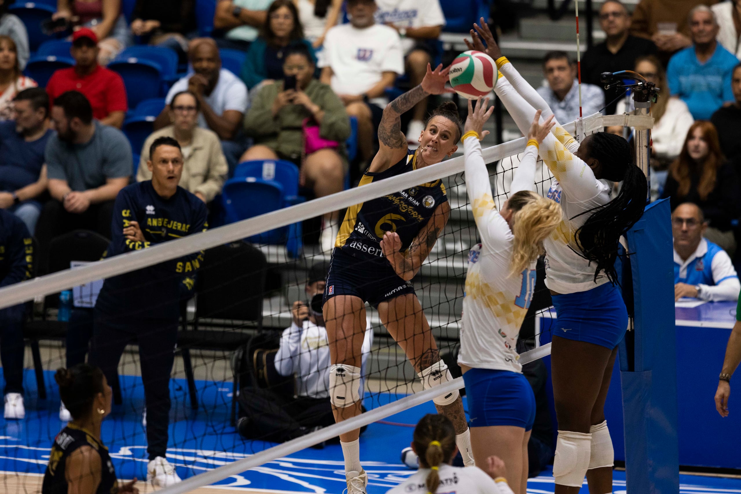 Mackenzie Adamas realiza un remate ante la defensa de las Atenienses de Manatí en el segundo juego de la final del Voleibol Superior Femenino.