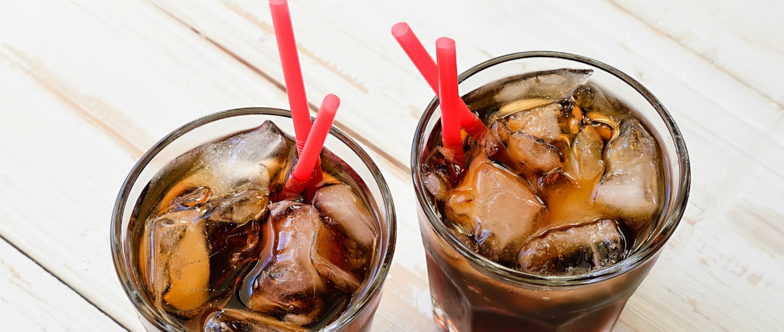 Es importante reconocer que si tomas mucho refresco, no pienses que vas a poder cortar de cuajo con el hábito. (Shutterstock)