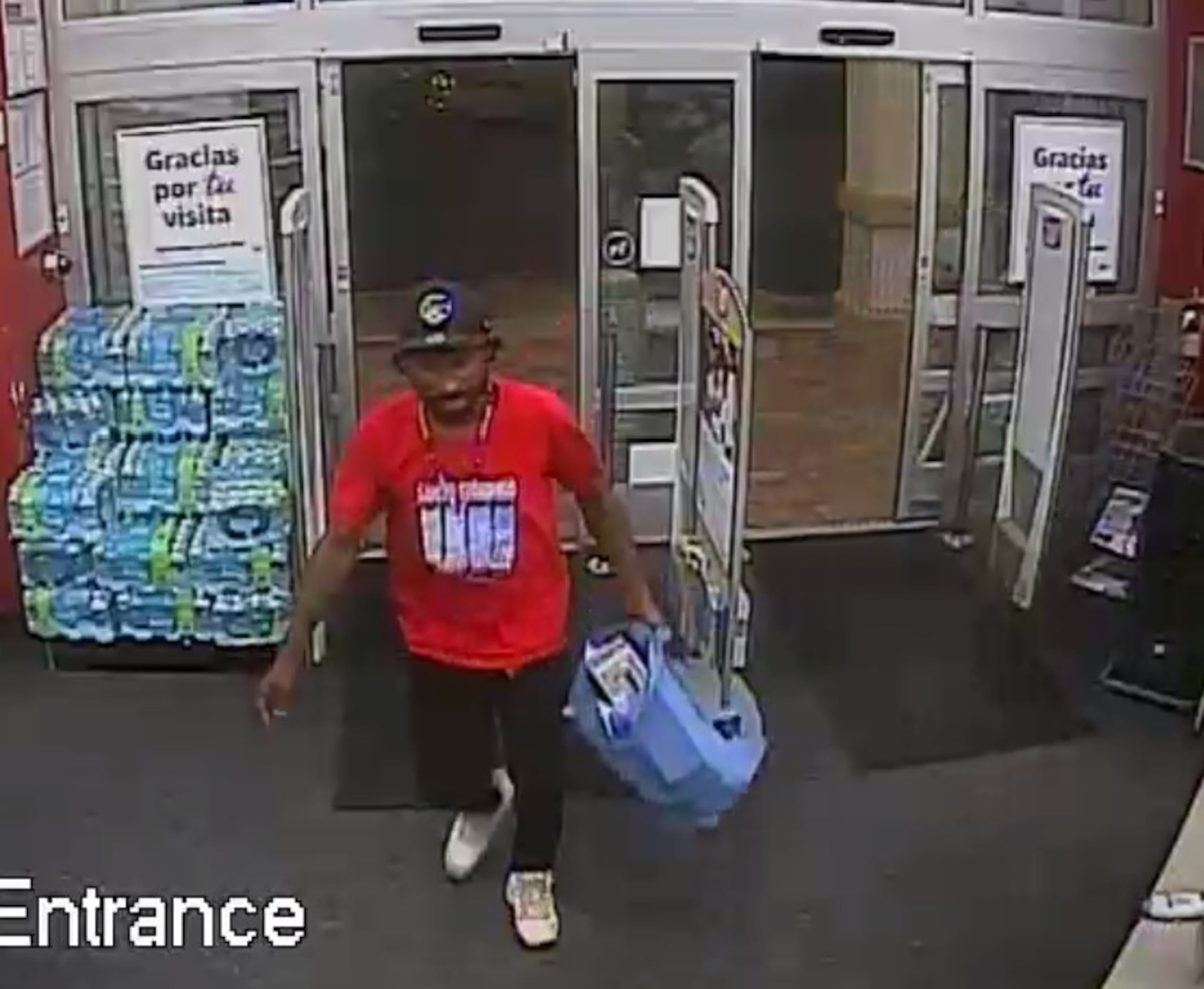 Este individuo es uno de los sospechosos del robo de mercanía de la farmacia Walgreens de Morovis, el 27 de enero.