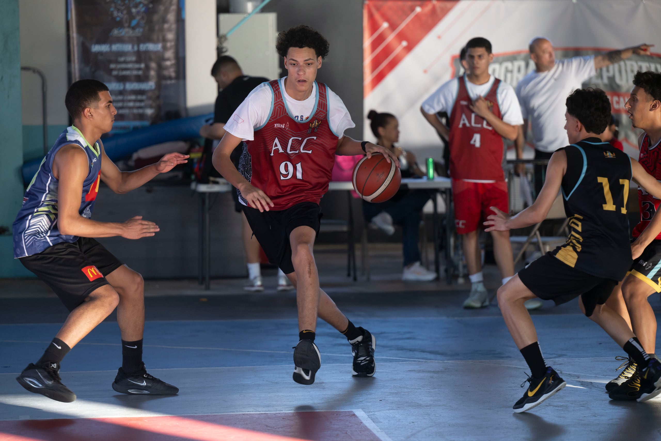 Su interés por el baloncesto nació a los 4 años, viendo a su papá, Manuel Narváez, quien también fue baloncelista.