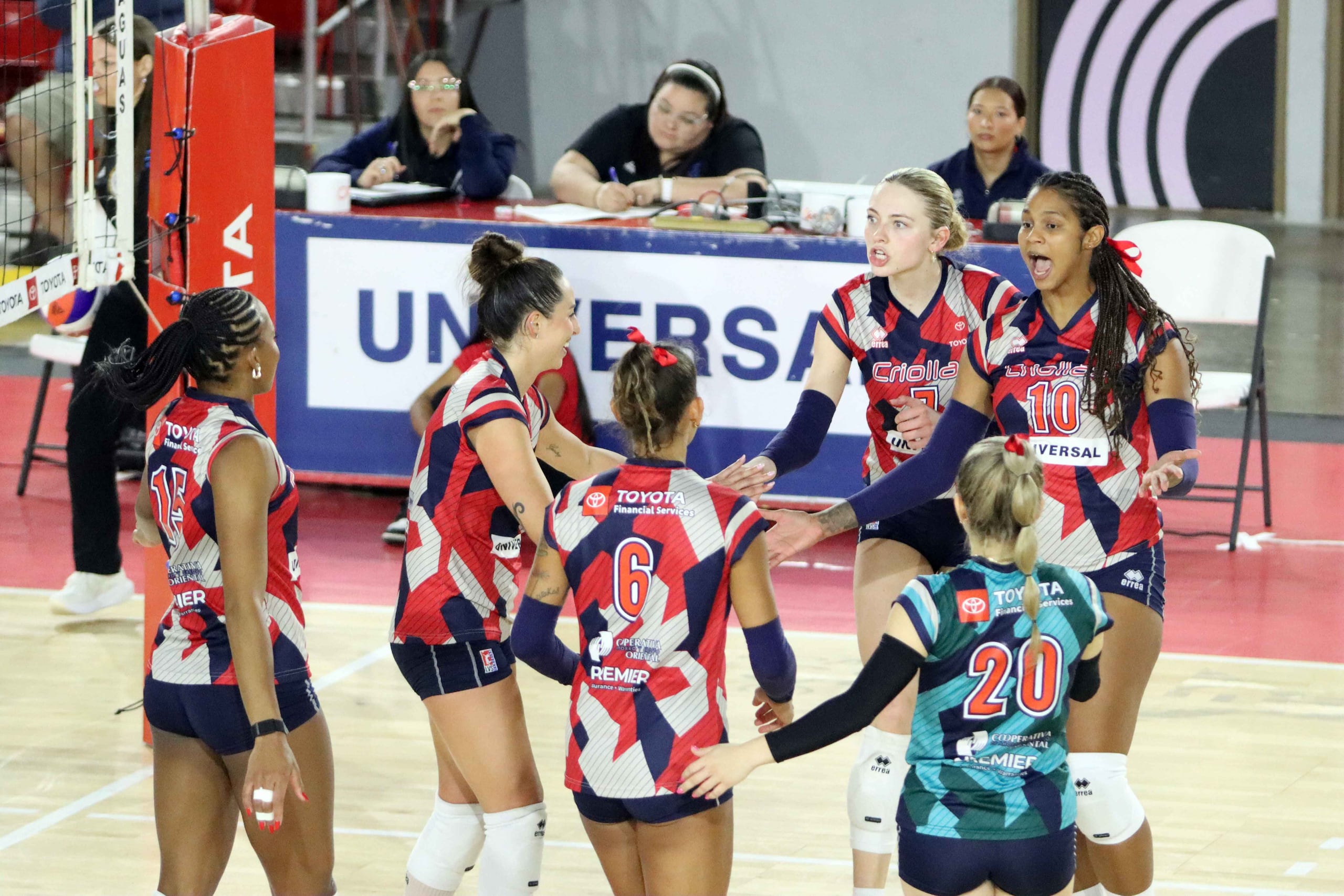 Las Criollas de Caguas celebran un punto en el partido.