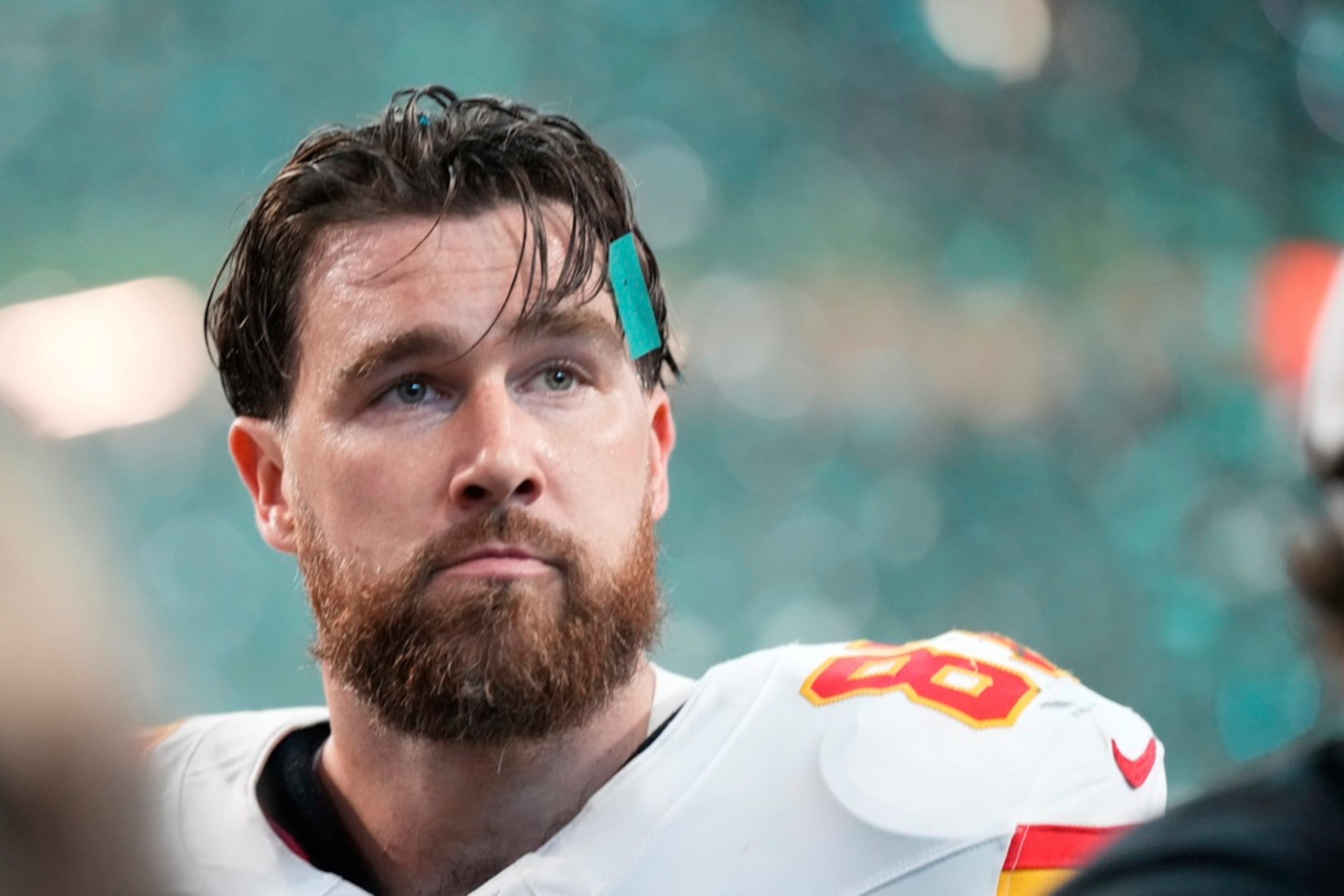 Travis Kelce abandona el campo tras la derrota ante los Philadelphia Eagles durante el partido del Super Bowl 59 de la NFL, el 9 de febrero de 2025, en Nueva Orleans.