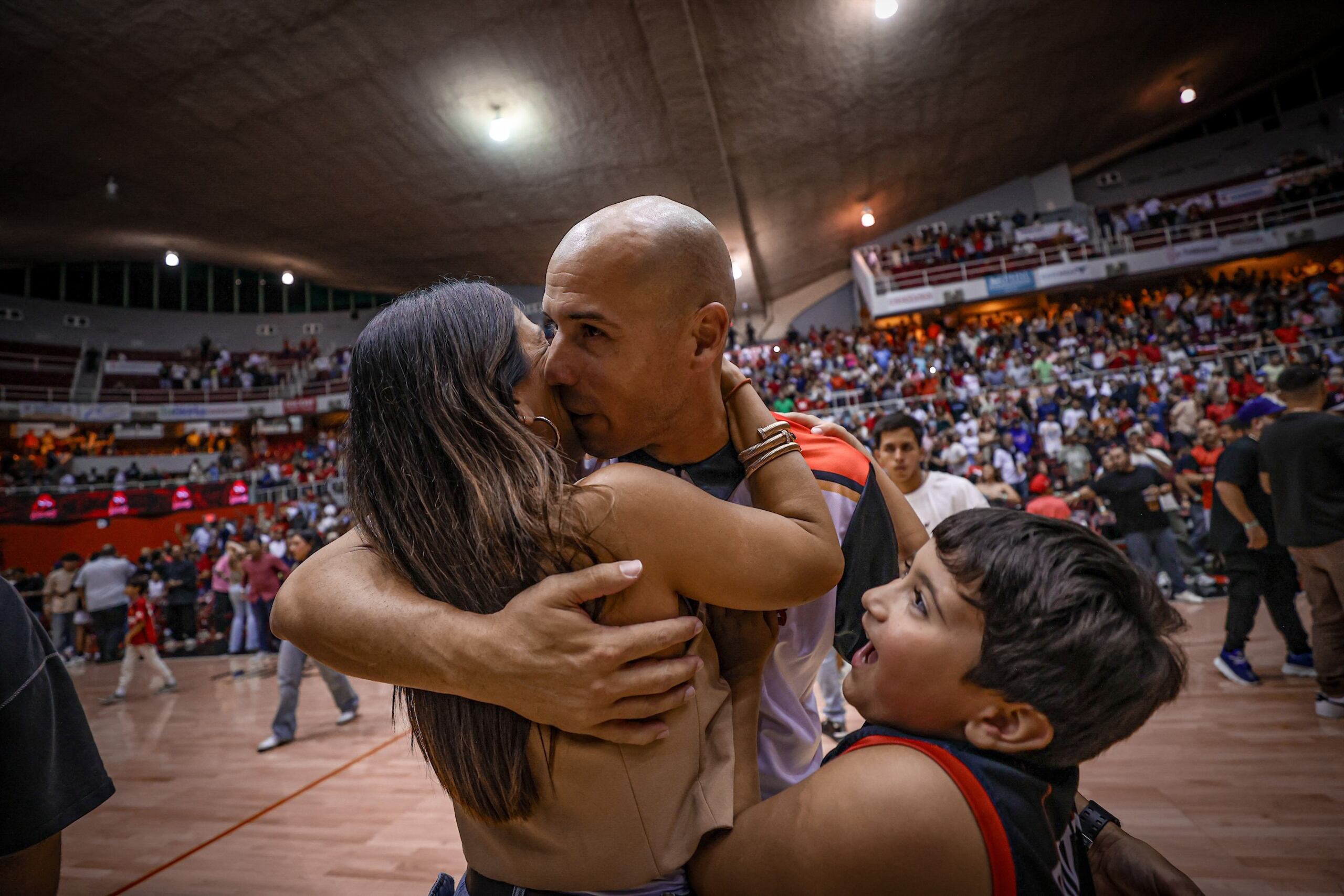 Carlos Rivera, dirigente de los Leones, celebrando el pase a las semfinales 2024 del BSN con su familia.