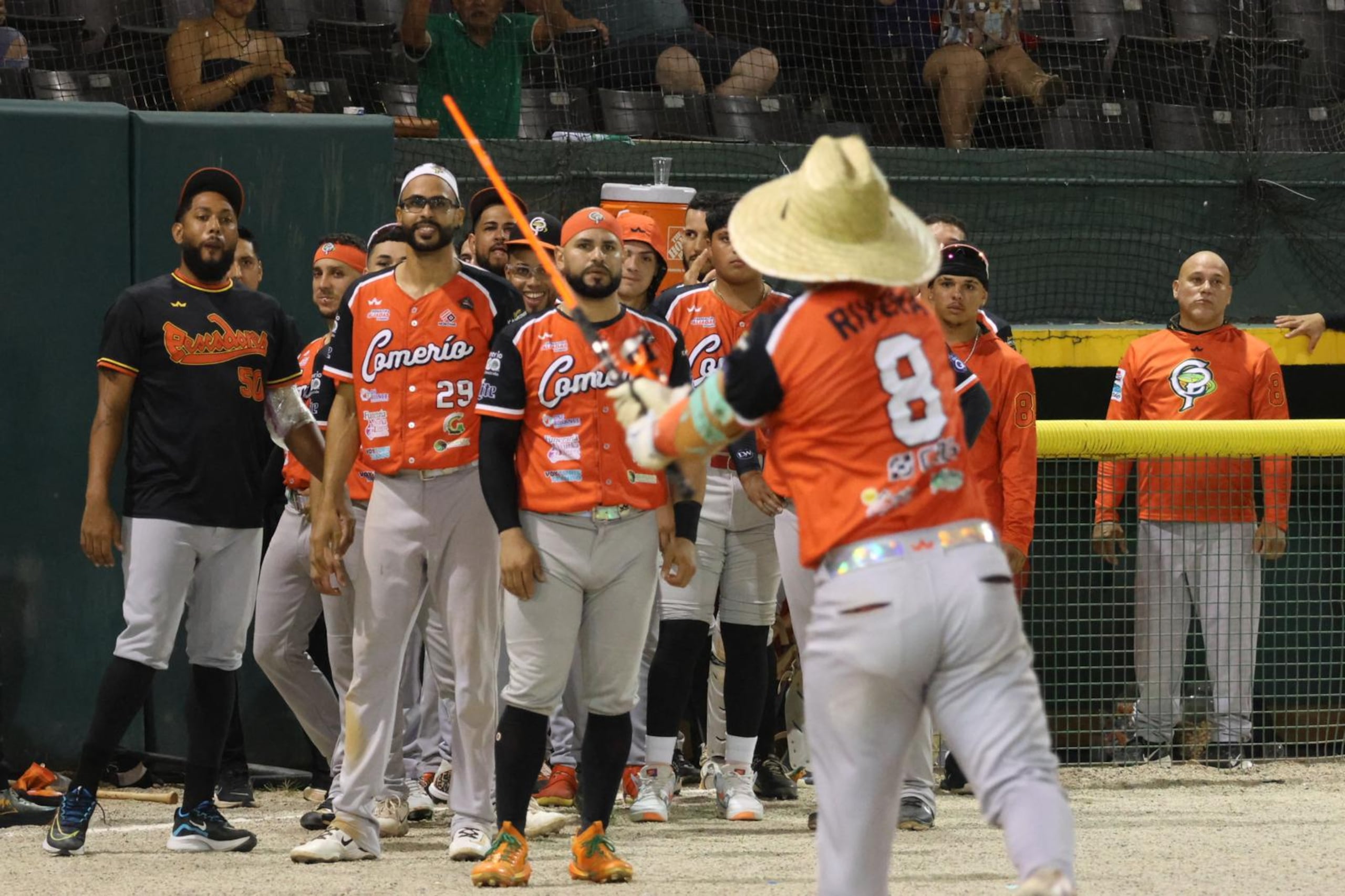 José "Pocholo" Rivera con una caña de pescar.