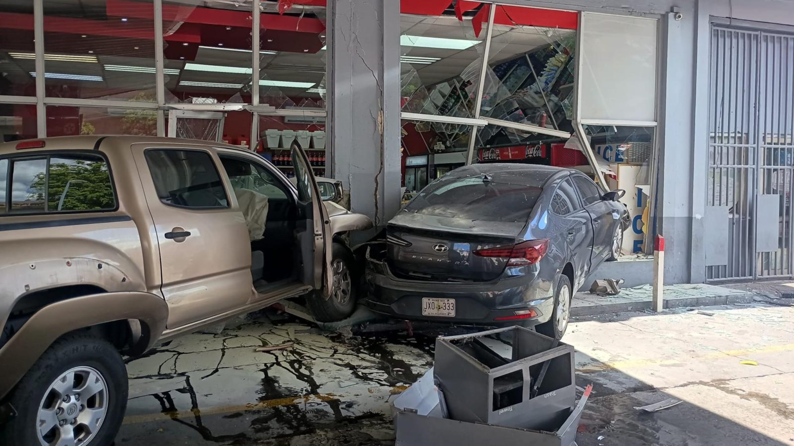 Accidente de tránsito que comenzó en el kilómetro 4.5 de la carretera PR-21 frente a la estación del Tren Urbano de Las Lomas y culminó en la gasolinera Texaco.