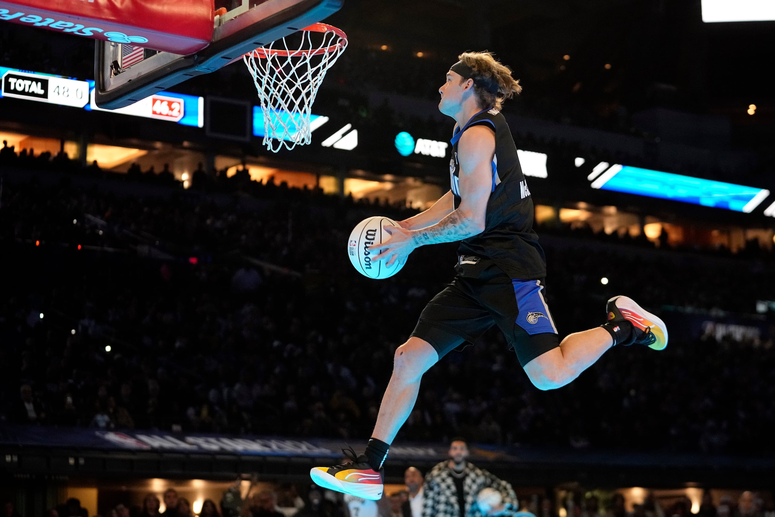 Mac McClung, del Magic de Osceola, se alza para realizar un donqueo durante la competencia de clavadas en el fin de semana de Estrellas de la NBA, el sábado 17 de febrero de 2024.