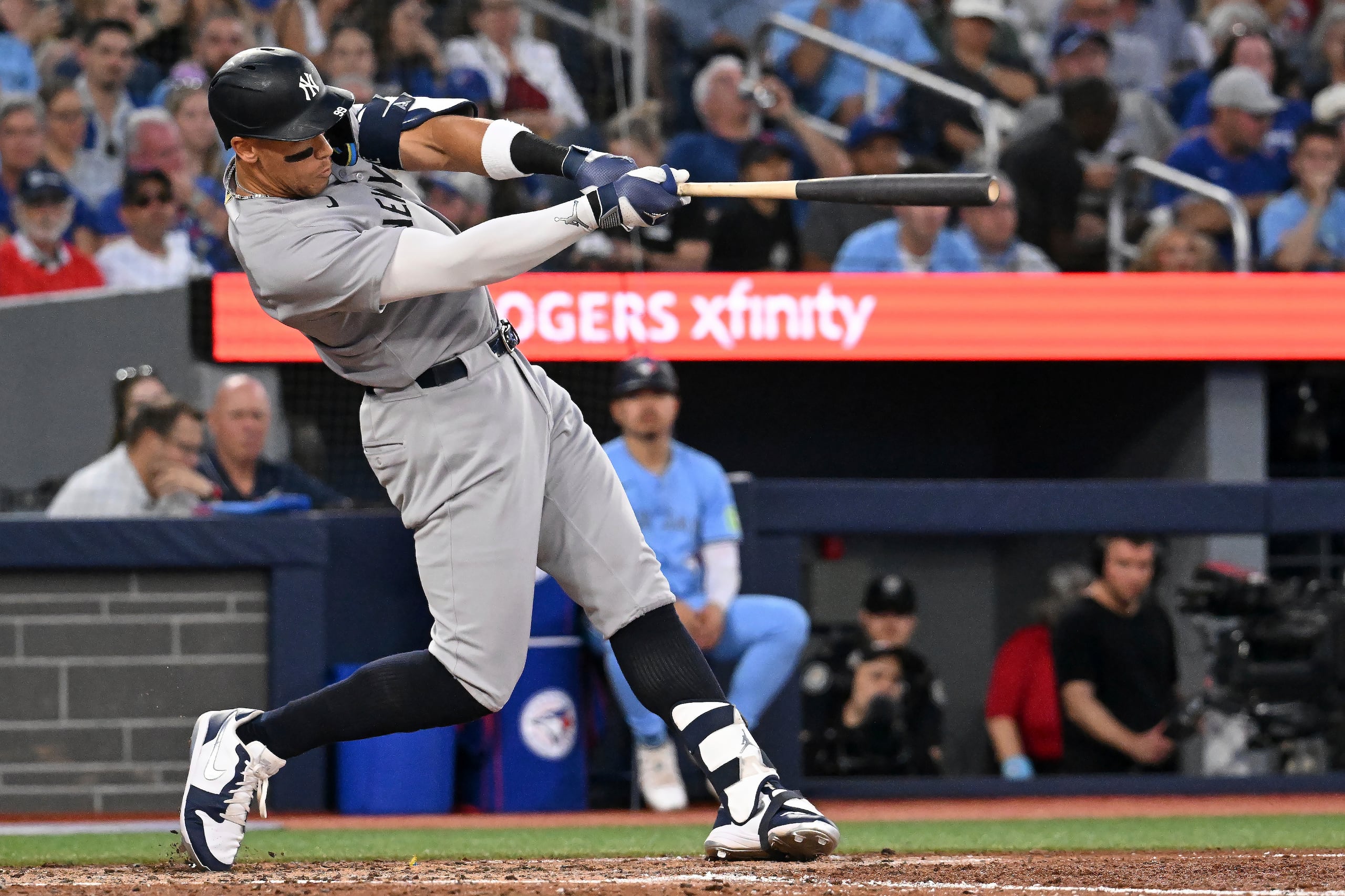 Aaron Judge, de los Yankees de Nueva York, conecta un cuadrangular de dos carreras contra los Blue Jays de Toronto, el miércoles 23 de julio de 2025.