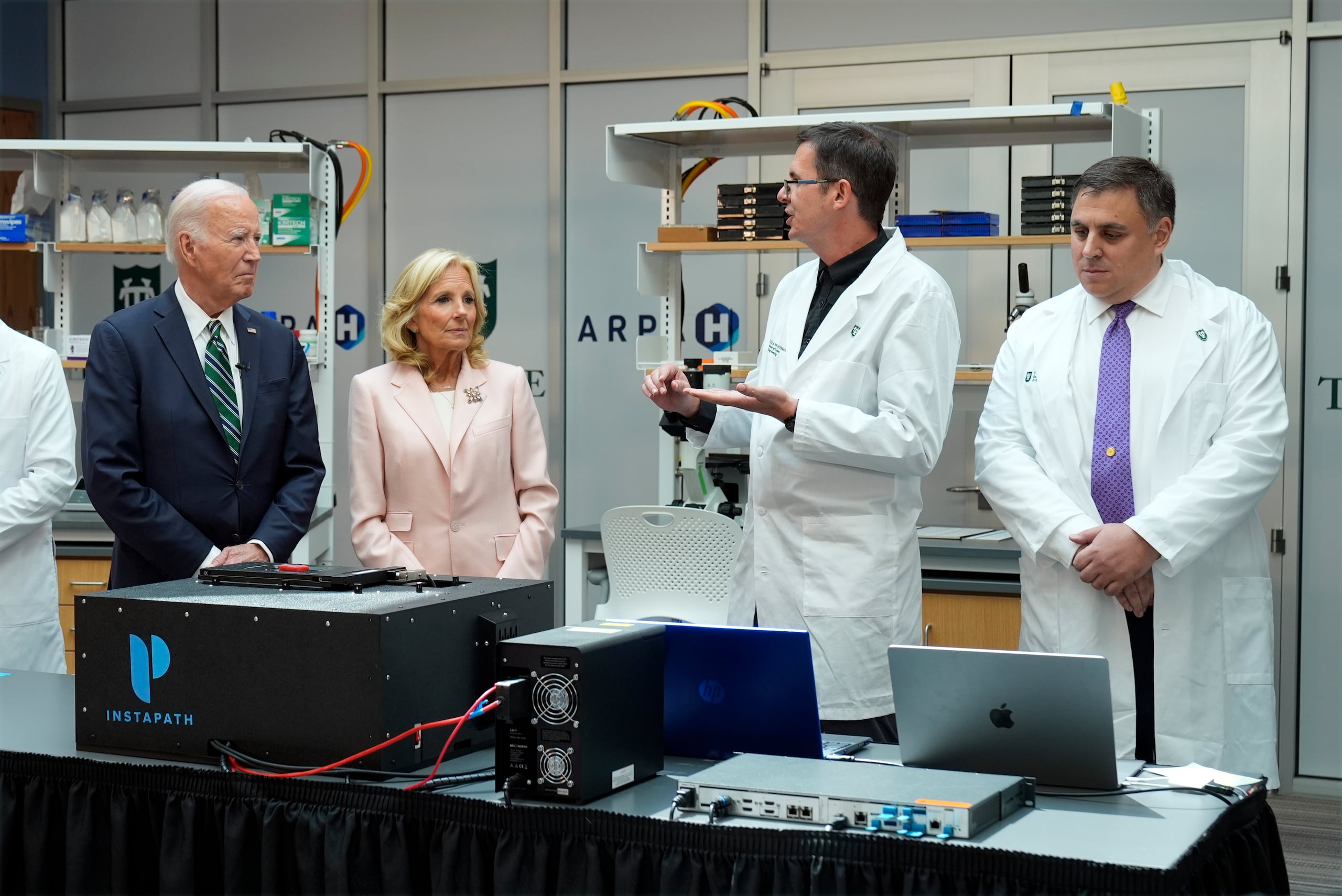 La tecnología bajo investigación, de la que el presidente recibió una demostración, permitiría a los cirujanos poder observar los tumores en tiempo real.