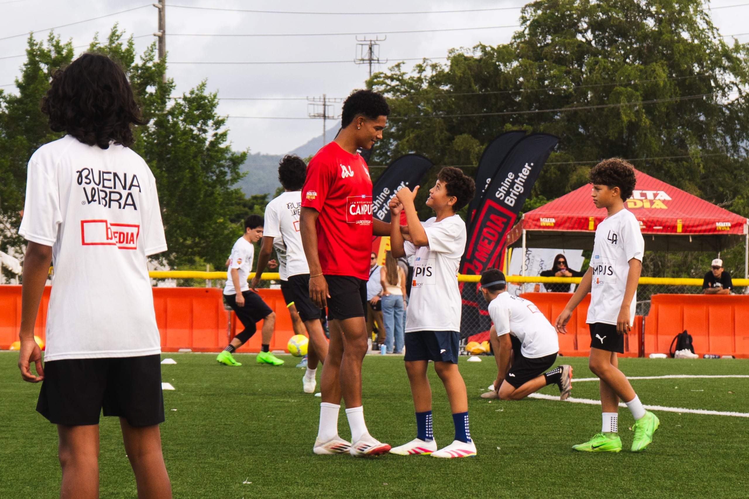 Leandro Antonetti comparte con niños durante su campamento de fútbol en Caguas.