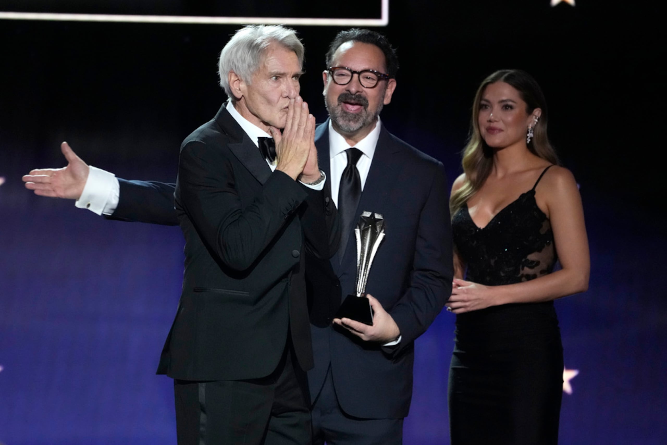 Harrison Ford acepta el premio a la trayectoria profesional de manos de James Mangold en los Critics Choice Awards el 14 de enero de 2024.