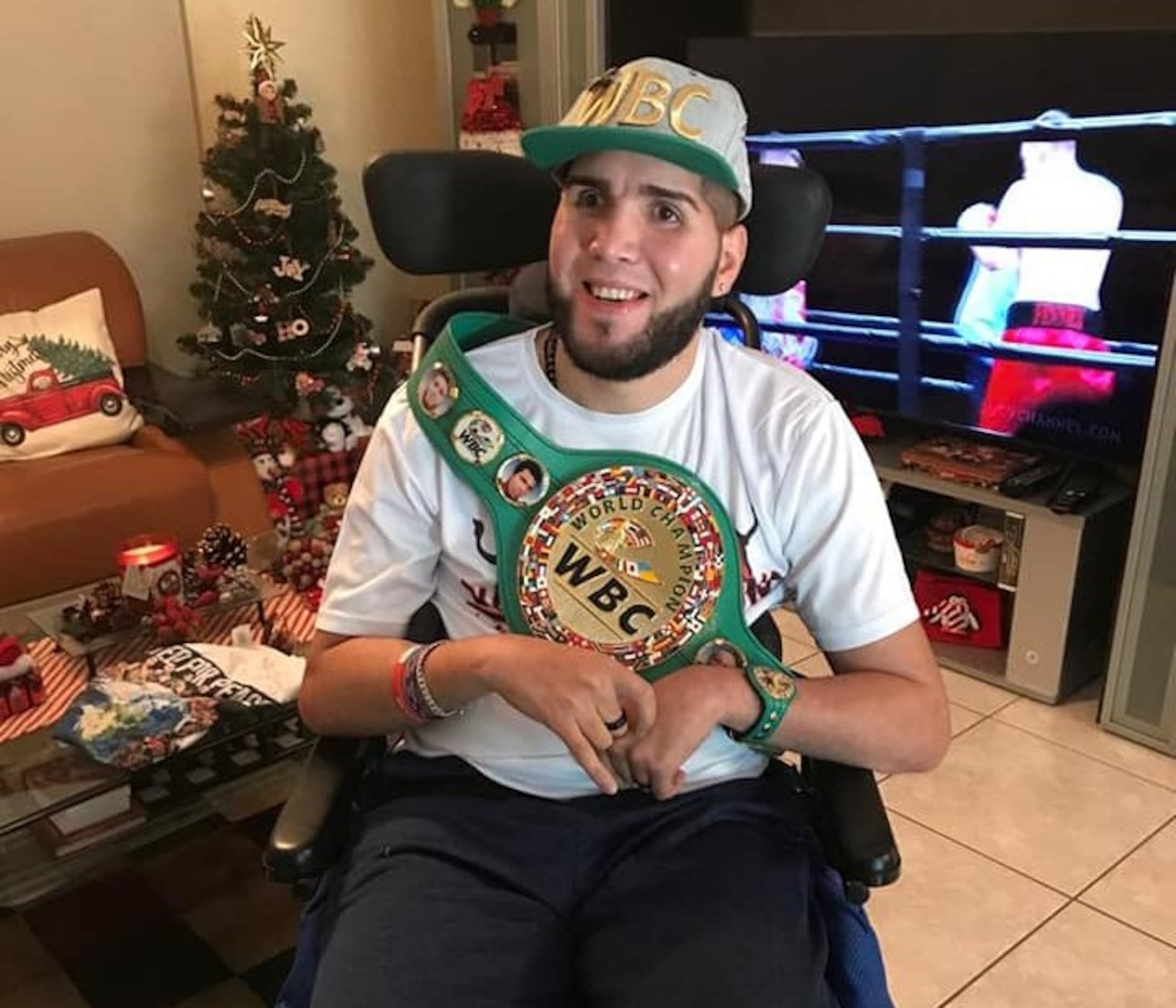Prichard Colón con el cinturón que le obsequió el Consejo Mundial de Boxeo.