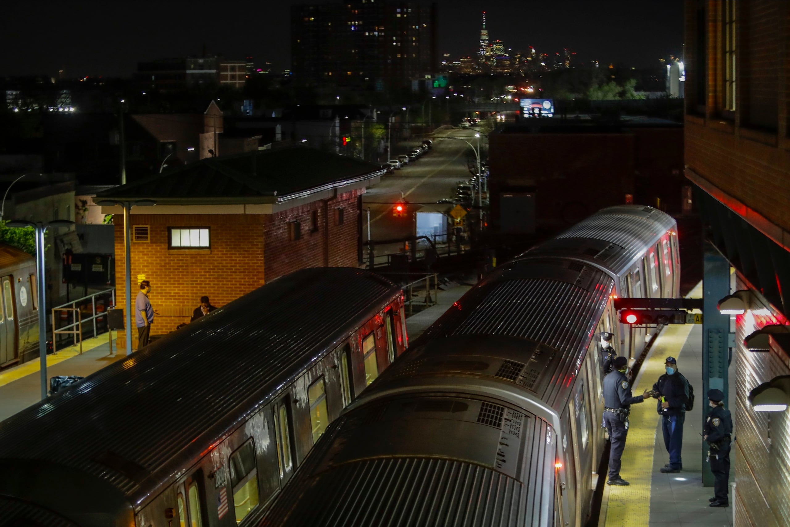 ARCHIVO - Agentes de la policía de Nueva York vacían un tren en la terminal Coney Island-Stillwell Avenue, el 5 de mayo de 2020, en el distrito de Brooklyn en Nueva York. (AP Foto/Frank Franklin II, archivo)