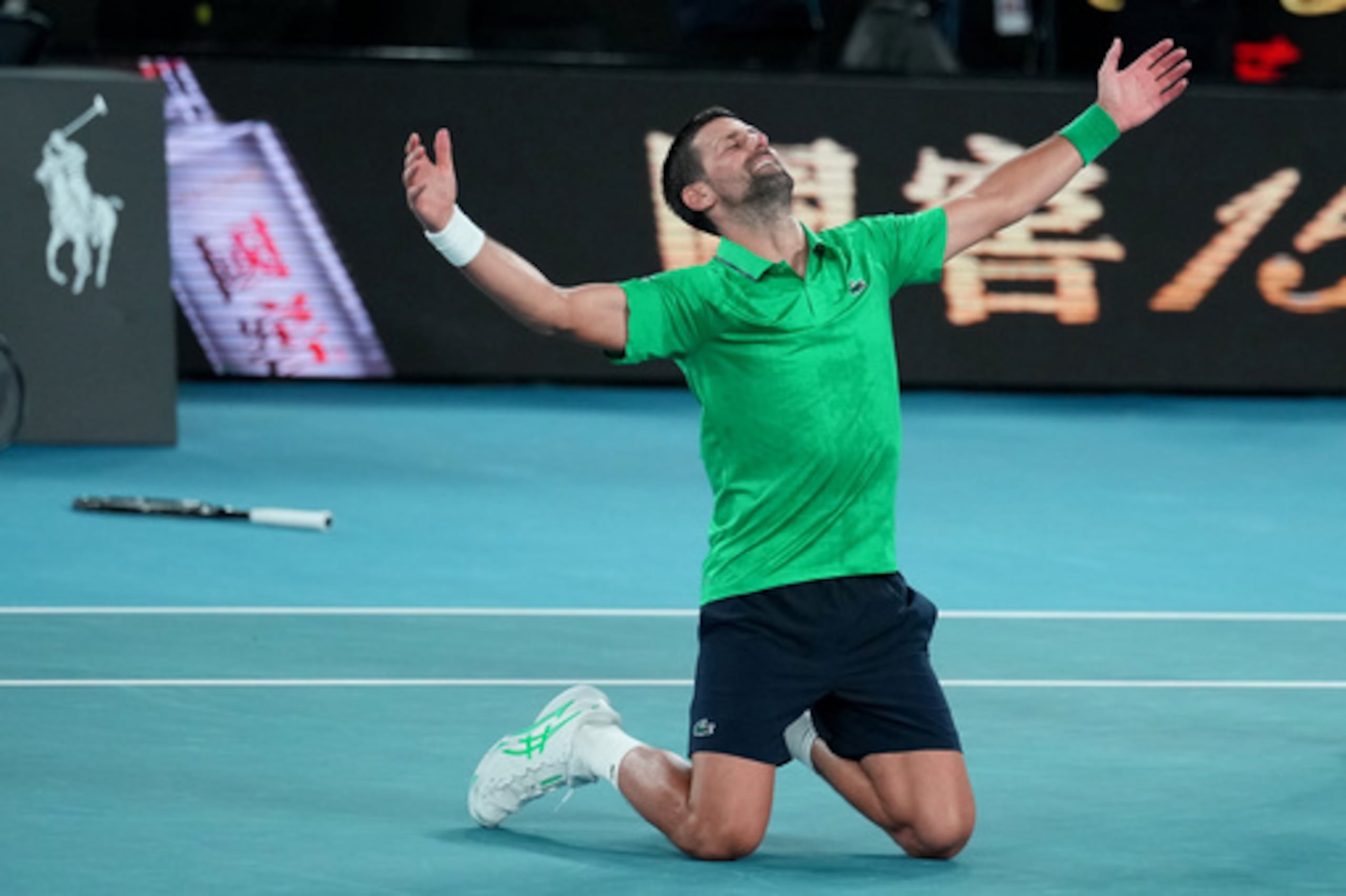 Novak Djokovic de Serbia celebra después de derrotar a Jannik Sinner de Italia en su partido de semifinales en el campeonato de tenis Abierto de Australia en Melbourne, Australia.