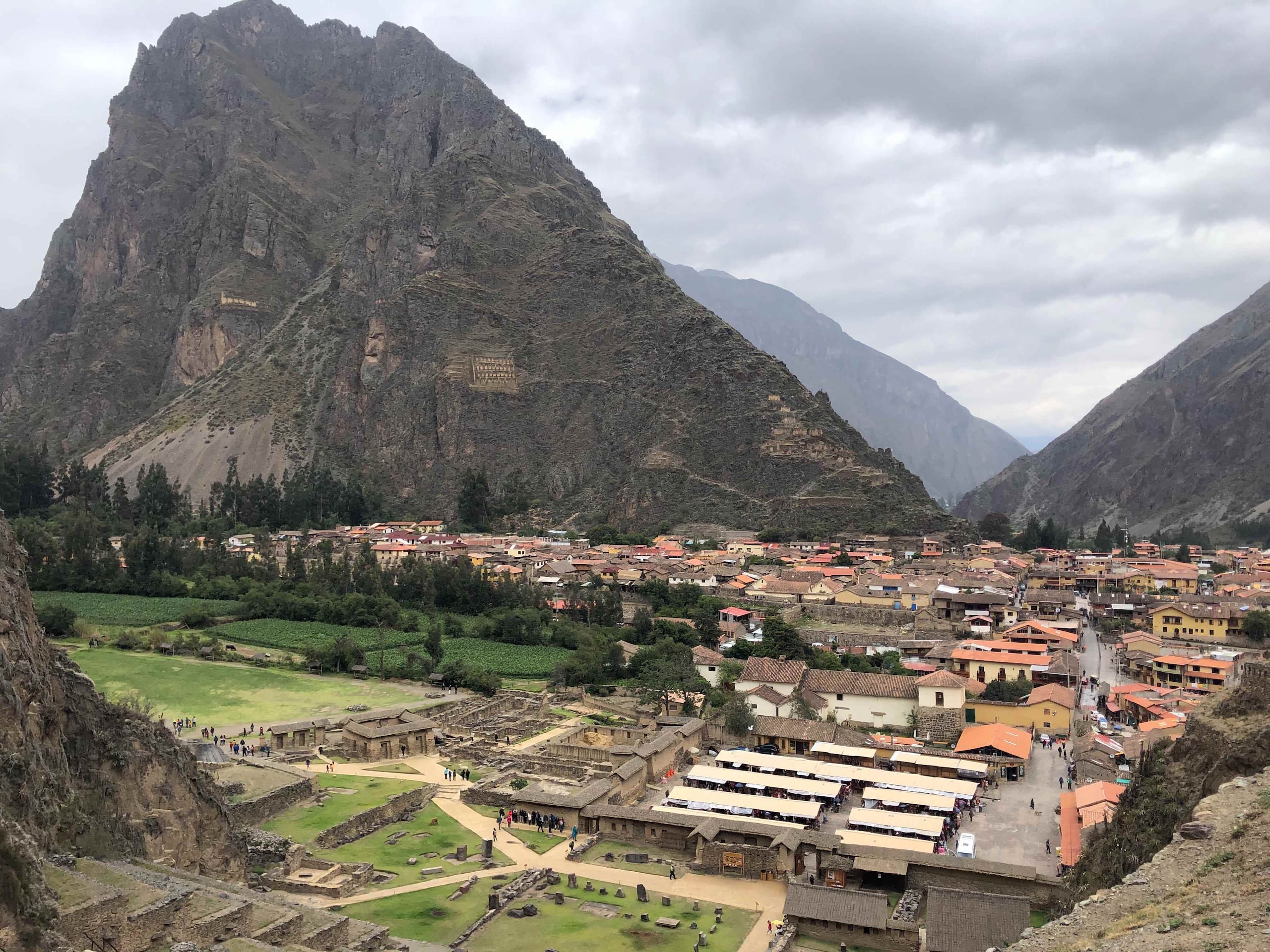 A la izquierda, el monte Pinkuylluna. En el centro, el pueblo de Ollantaytambo. (Suministrada)