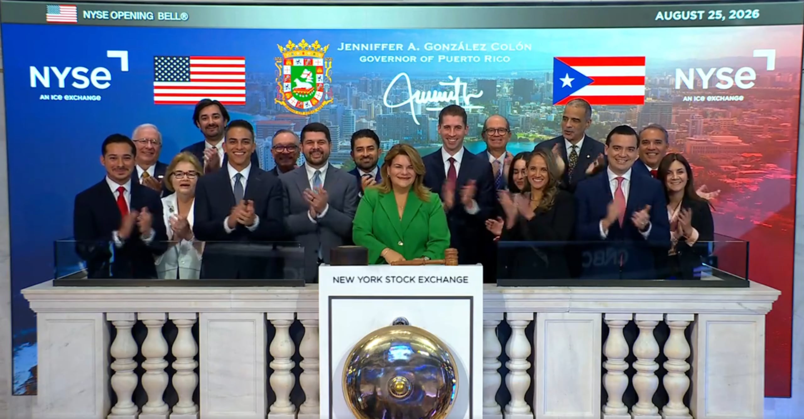 La gobernadora Jenniffer González Colón dio este martes el tradicional campanazo de apertura de la Bolsa de Valores de Nueva York, desde donde promovió a Puerto Rico como destino de inversión.