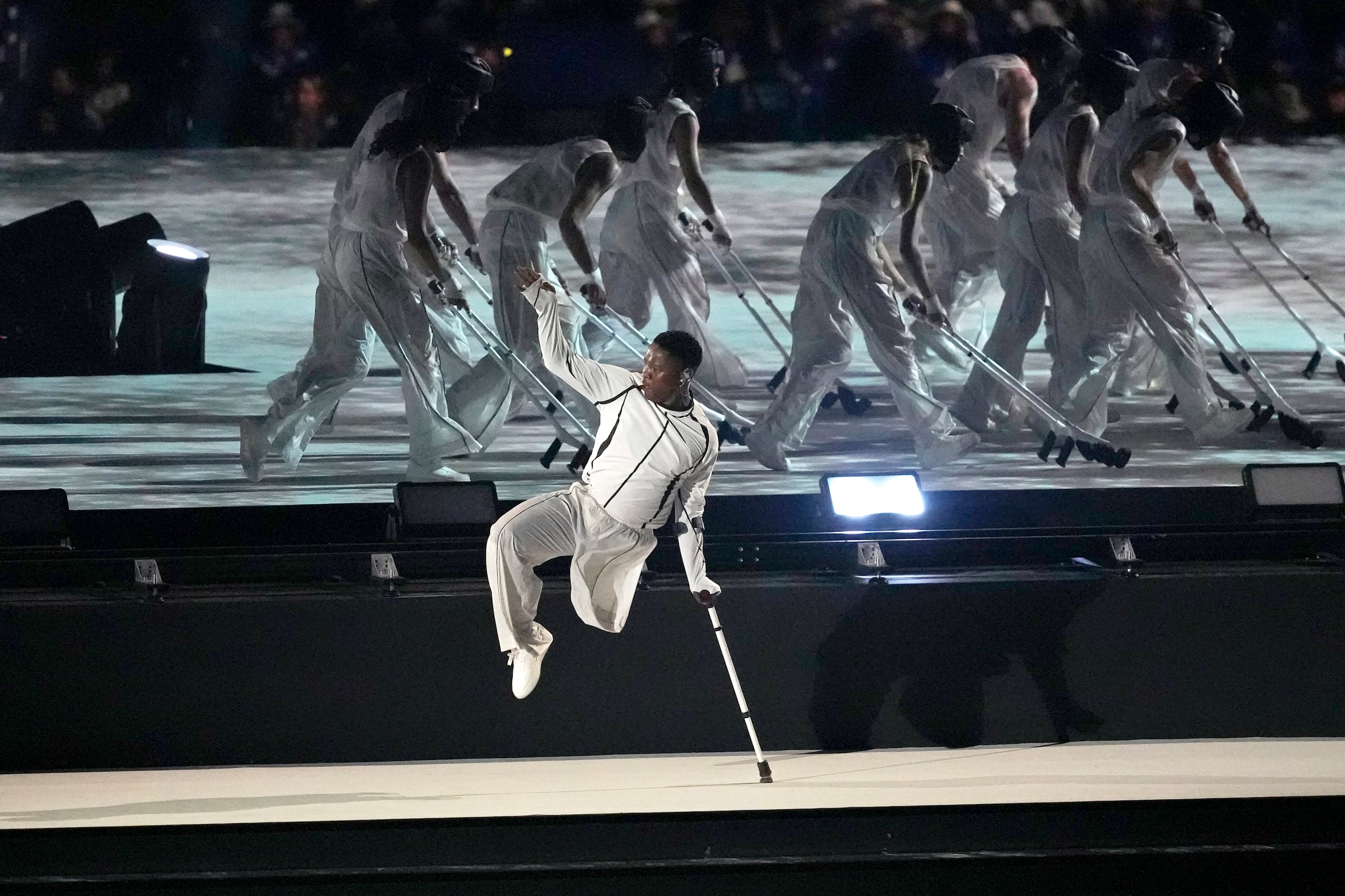 El bailarín sudafricano Musa Motha actúa en la ceremonia inaugural de los Juegos Paralímpicos de París, el miércoles 28 de agosto de 2024.