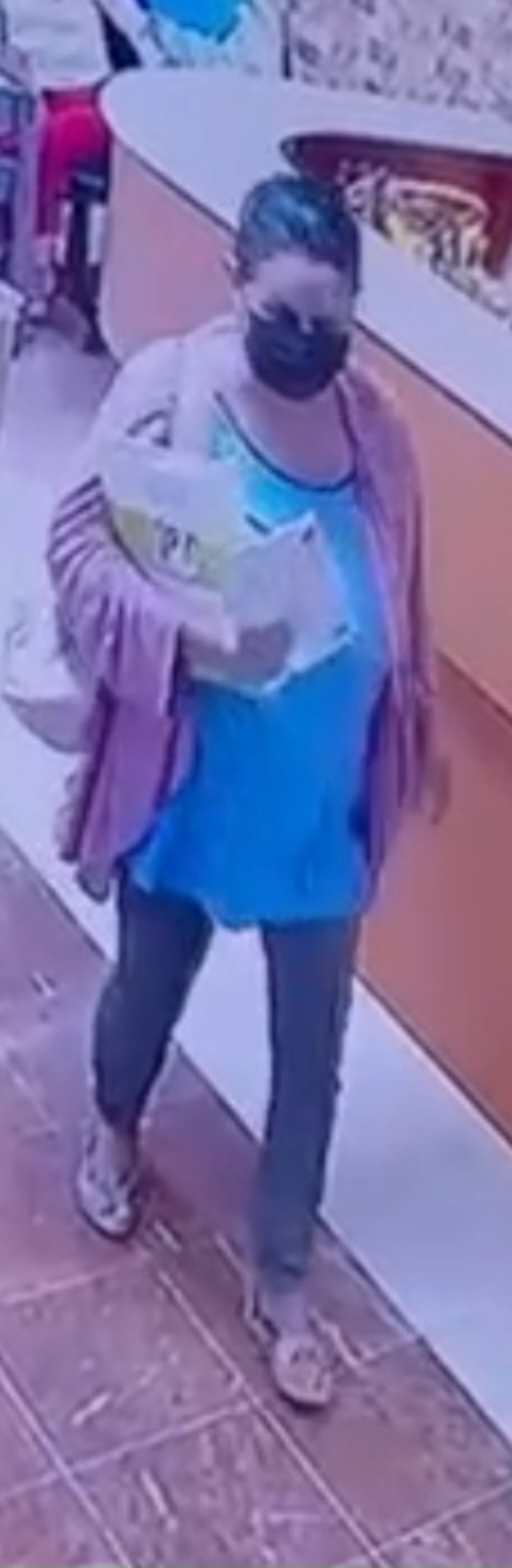 Las autoridades solicitaron a la ciudadanía información que conduzca a la identificación y arresto de una mujer sospechosa de restringirle la libertad a una ciudadana y de asaltarla en Aibonito.