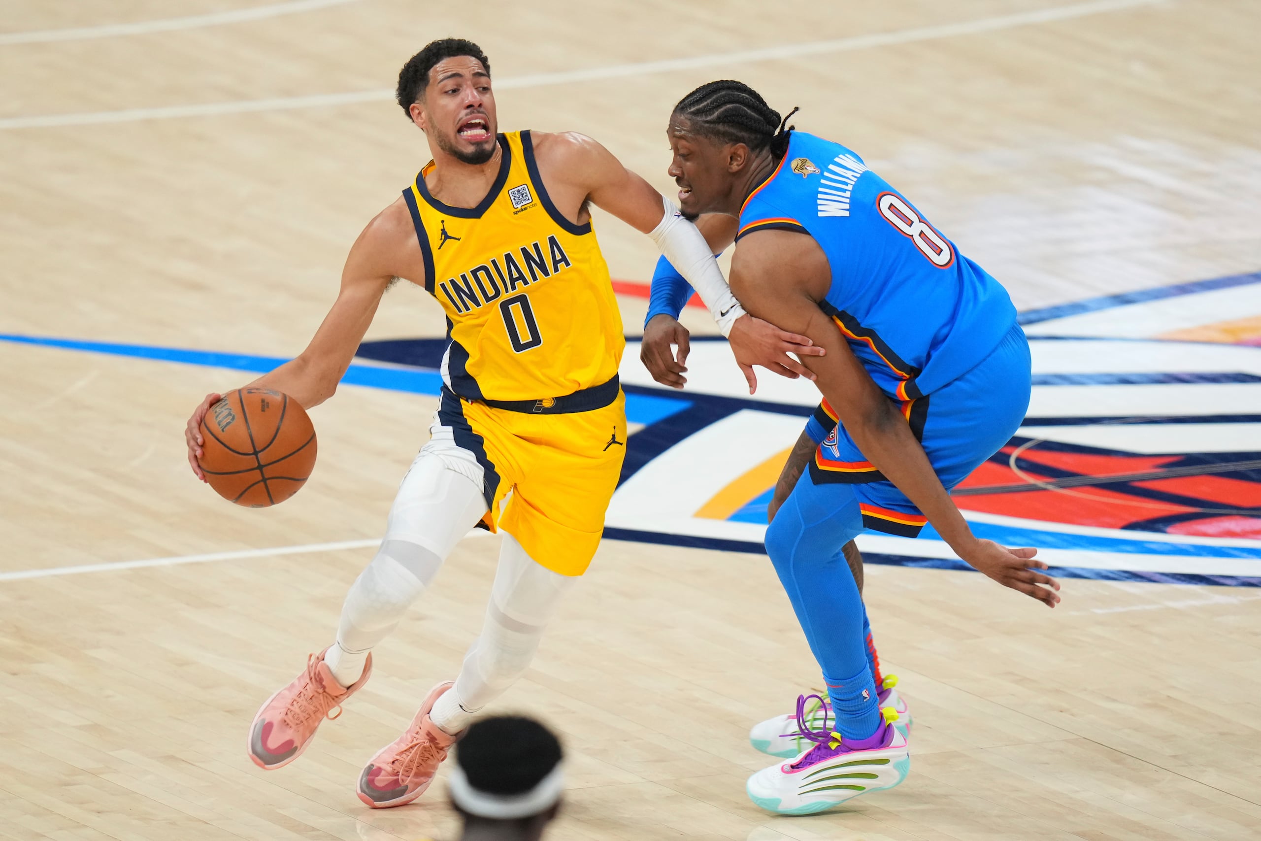 Jalen Williams (8), del Thunder de Oklahoma City, defiende frente a Tyrese Haliburton (0), de los Pacers de Indiana, durante la primera mitad del segundo juego de las Finales de la NBA, el domingo 8 de junio de 2025, en Oklahoma City. (AP Foto/Kyle Phillips)