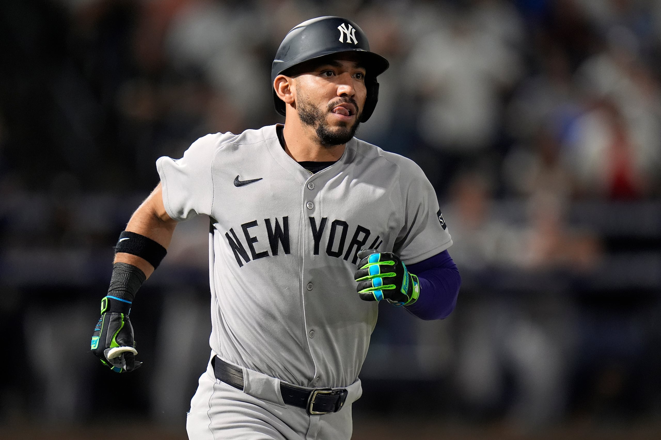 El panameño José Caballero, de los Yankees de Nueva York, recorre las bases tras conectar un jonrón de dos carreras en la segunda entrada del juego ante los Rays de Tampa Bay, el martes 19 de agosto de 2025 (AP Foto/Chris O'Meara)