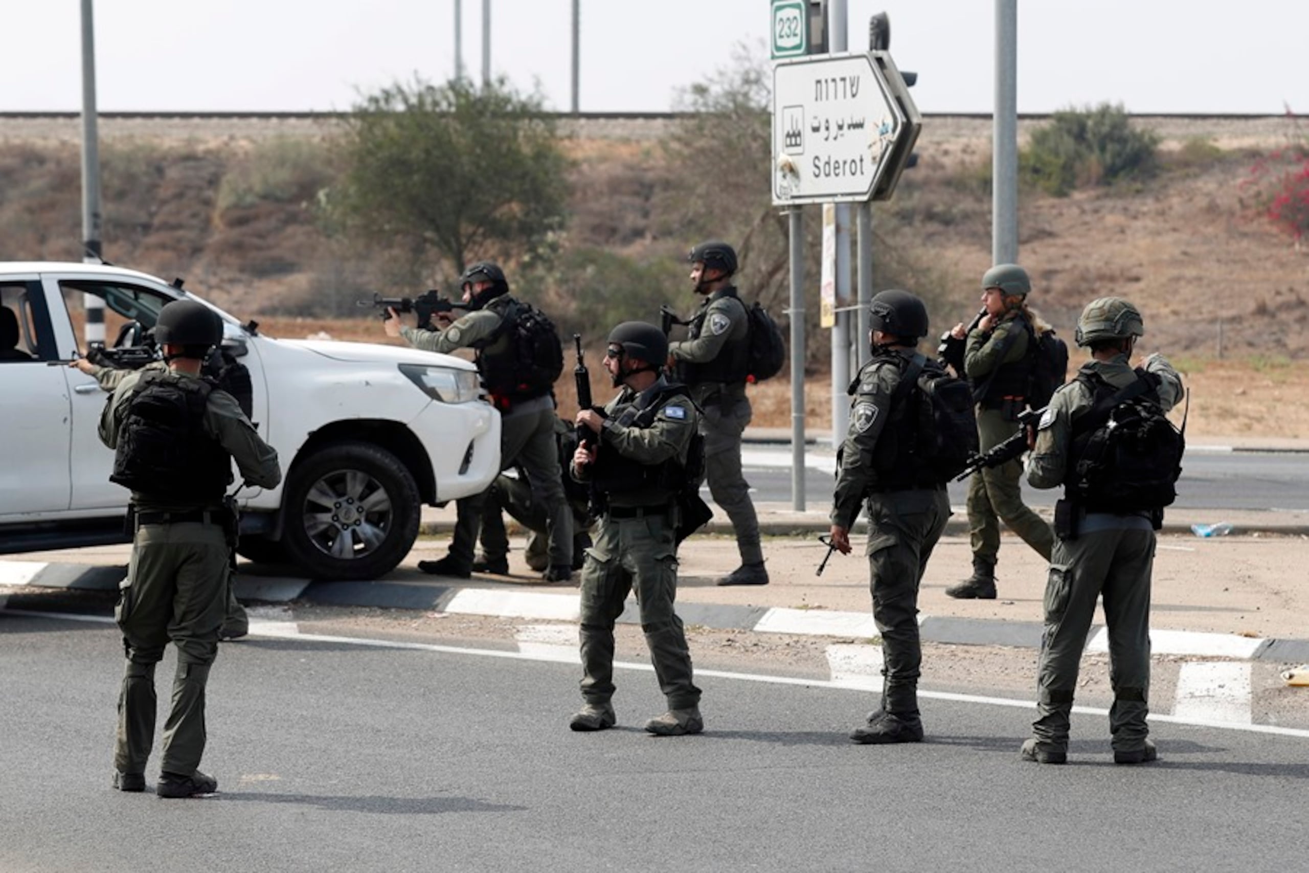 Soldados israelíes patrullan las carreteras cercanas a la frontera con Gaza. EFE/EPA/ATEF SAFADI