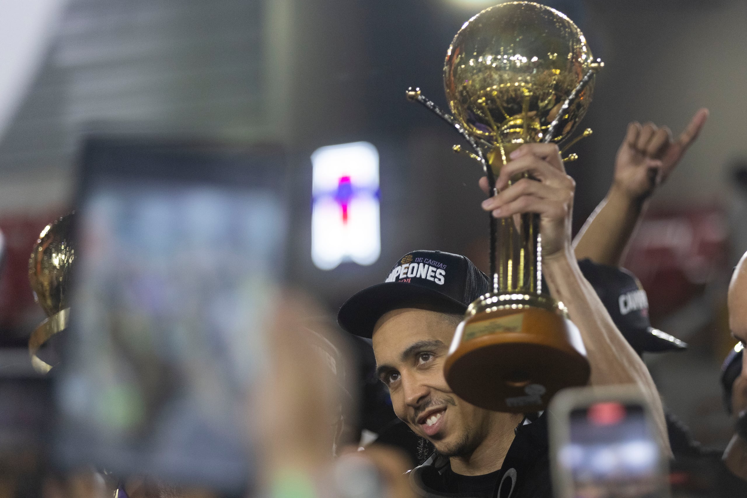 Travis Trice, refuerzo de los Criollos de Caguas, levanta el trofeo del Jugador Más Valioso de la final 2024 del BSN.