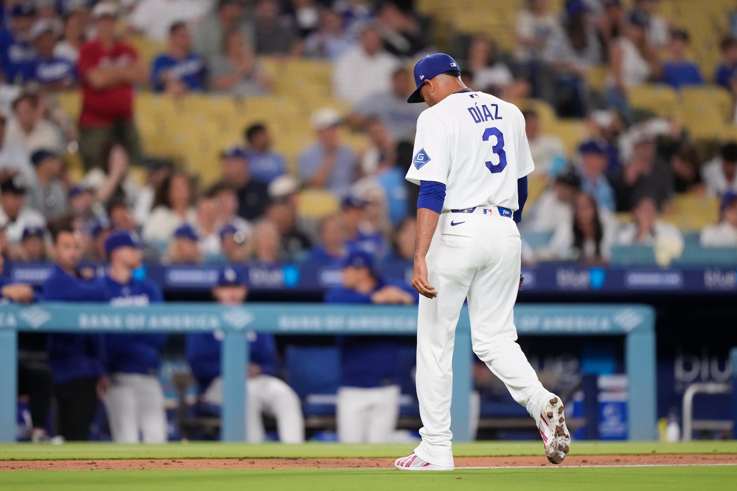 El puertorriqueño Edwin Diaz, de los Dodgers de Los Ángeles, abandona el terreno tras ser retirado de un juego ante los Brewers de Milwaukee.