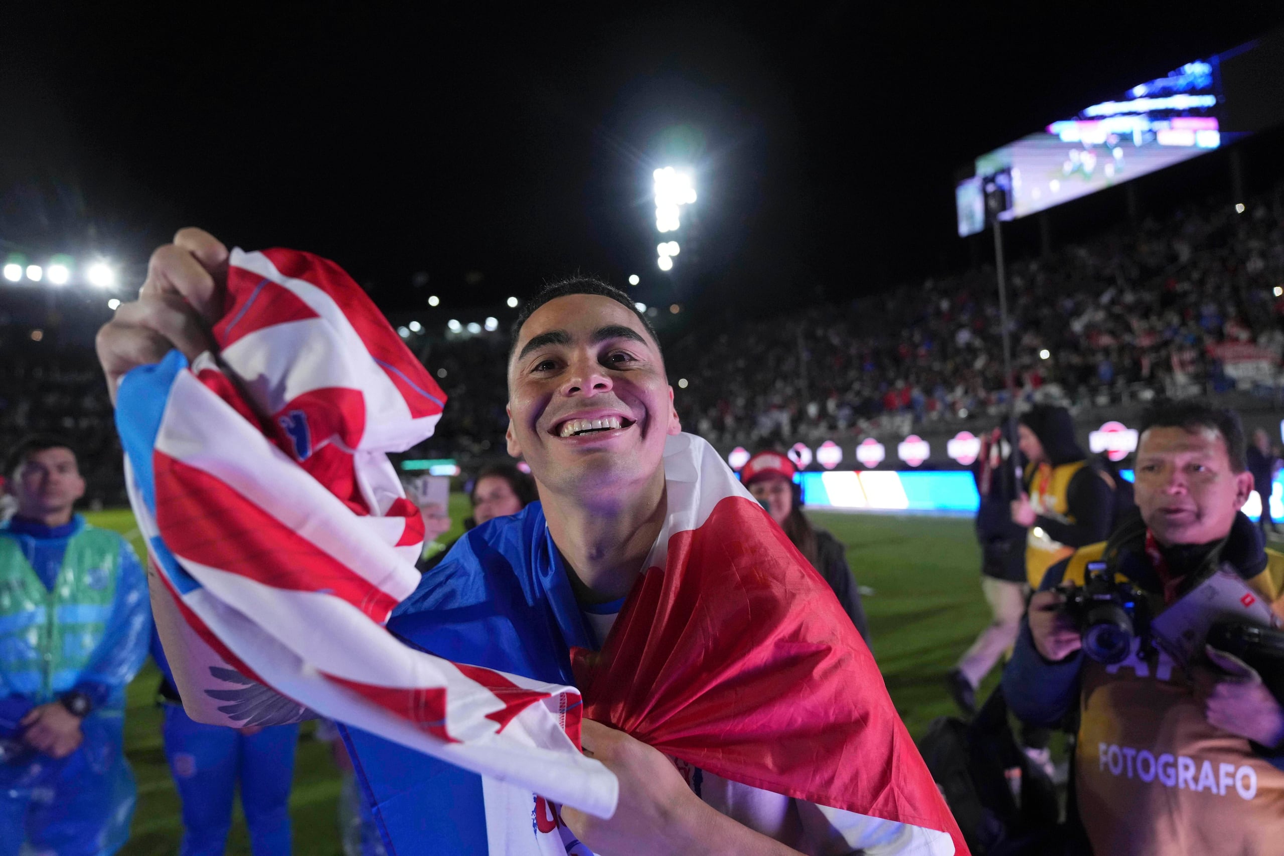 Miguel Almirón, de la selección de Paraguay, celebra la clasificación al Mundial, tras un empate sin goles frente a Ecuador, el jueves 4 de septiembre de 2025 en Asunción (AP foto/Jorge Saenz)