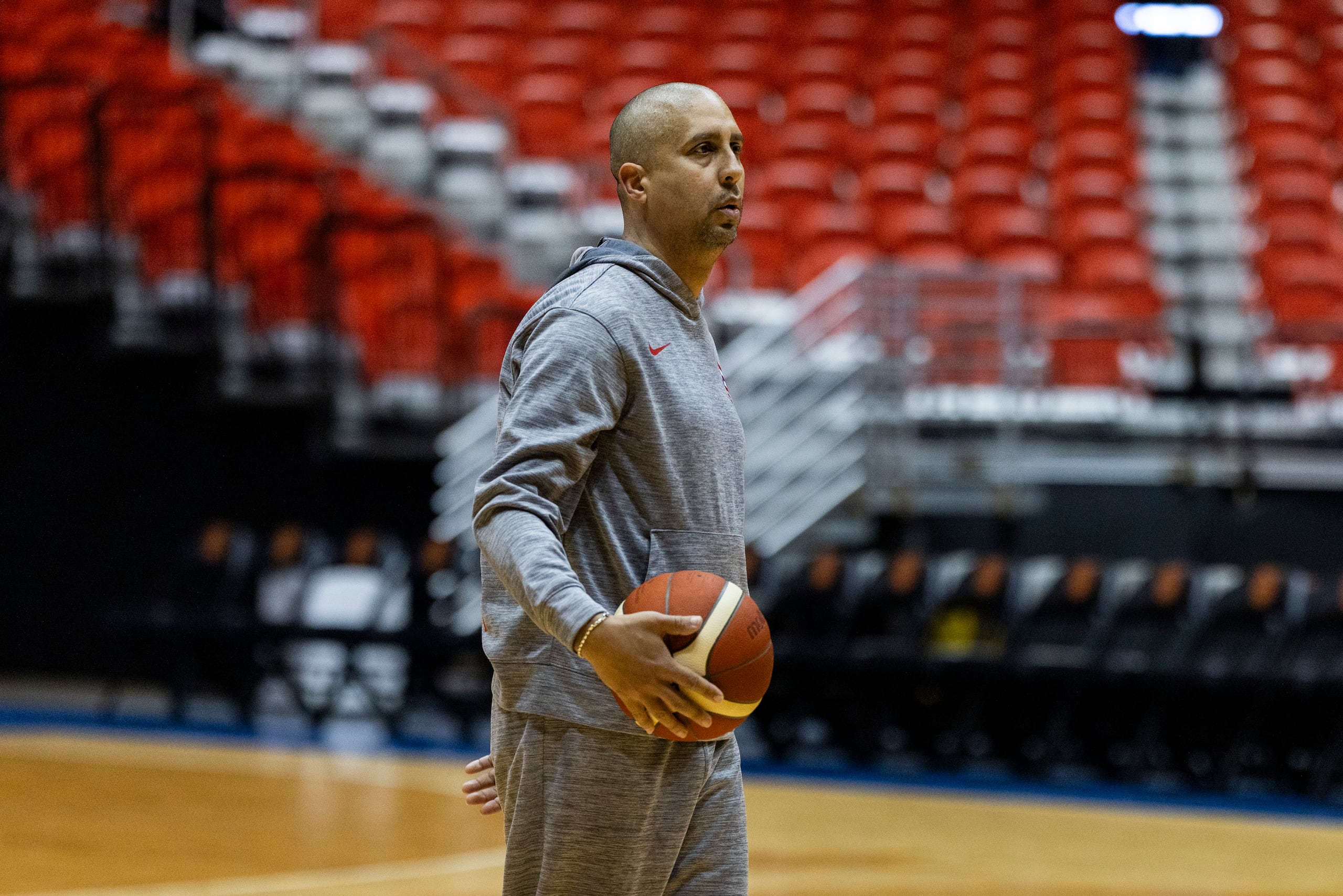 Nelson Colón durante una práctica de la Selección Nacional en el Coliseo Roberto Clemente, hogar de los Cangrejeros de Santurce.