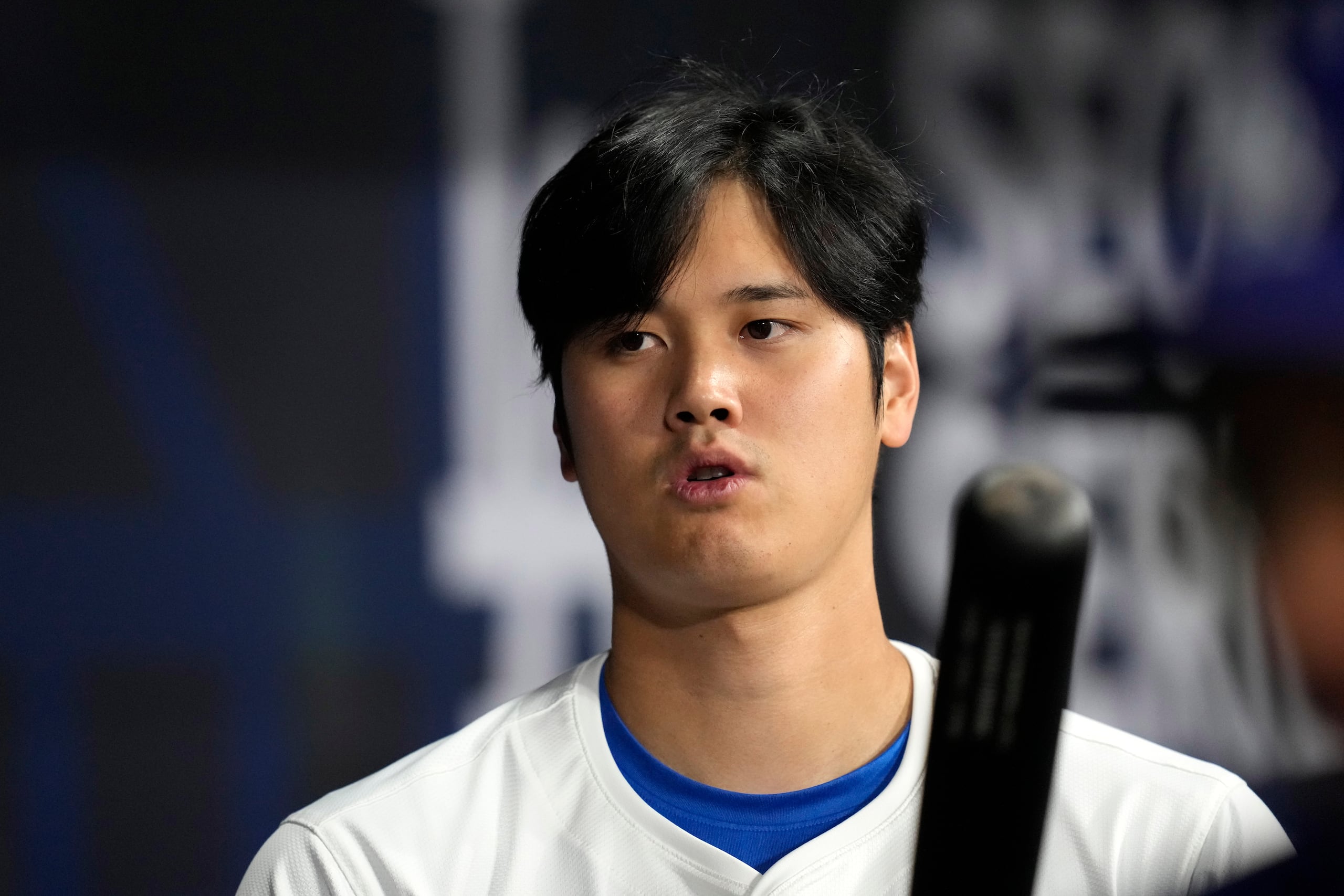 El bateador designado de los Dodgers de Los Ángeles Shohei Ohtani de pie en el banquillo durante la primera entrada del juego de béisbol ante los Padres de San Diego, en el Gocheok Sky Dome, en Seúl, Corea del Sur, el jueves 21 de marzo en Seúl, Corea del Sur.