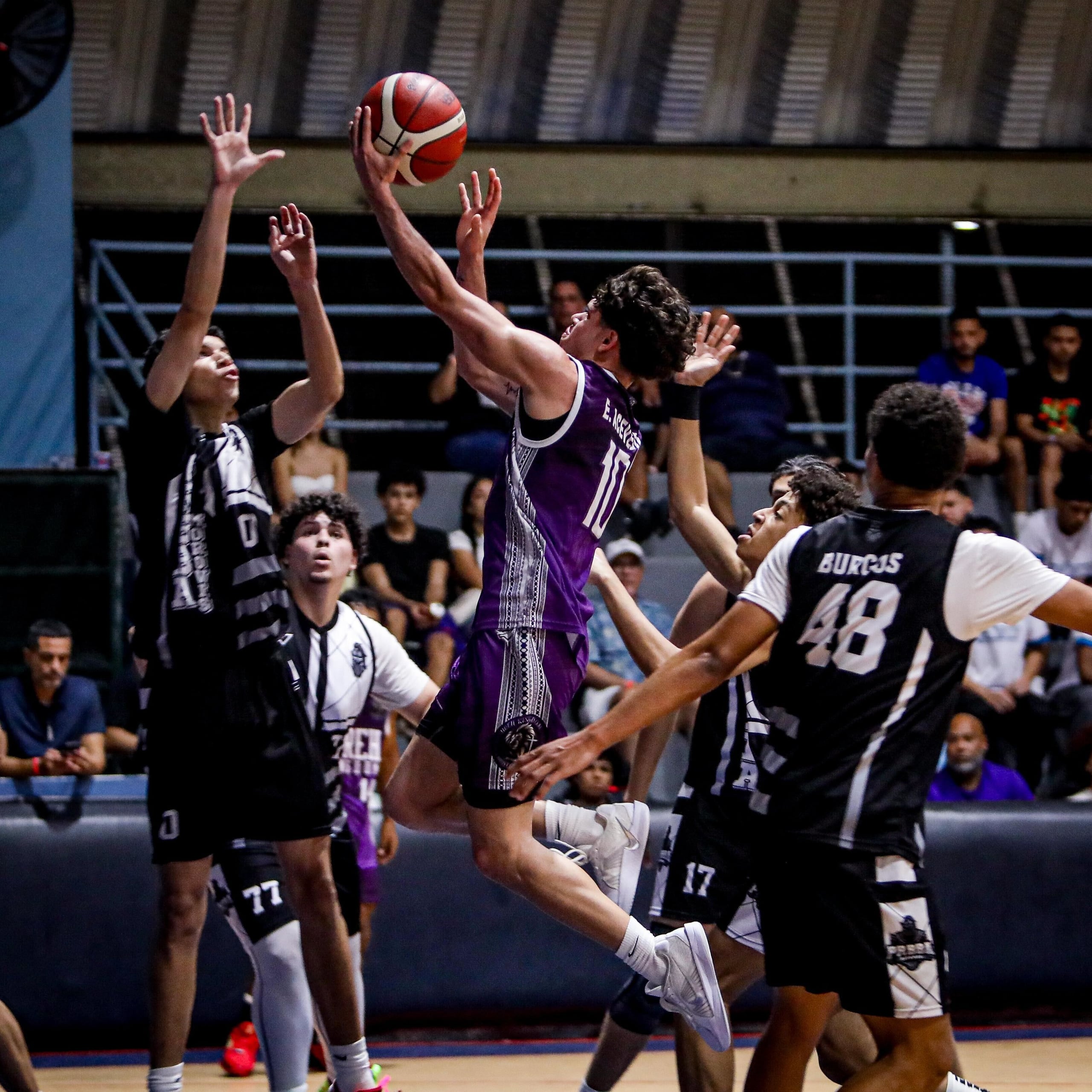 Edgar Acevedo, de Jireh Kingdom Christian Academy, ataca el canasto frente a jugadores de Puerto Rico Bilingual Basketball Academy.