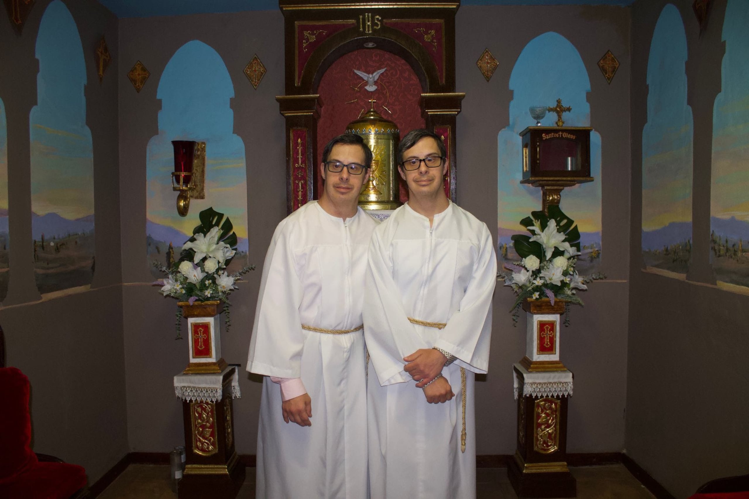 Los hermanos se destacan como monaguillos en la parroquia San Felipe Apóstol de Carolina.