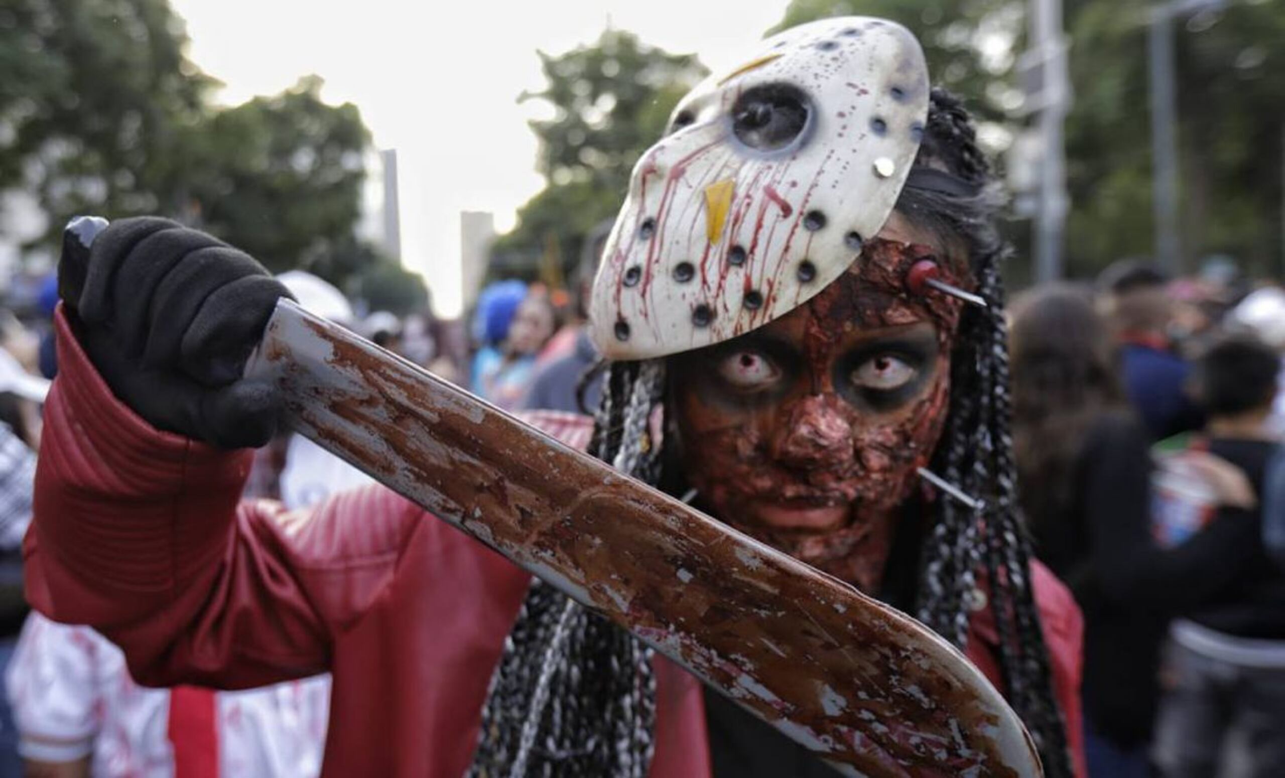 Grandes y chicos y hasta sus mascotas participaron del "Zombies Walk" que se celebra por sexto año consecutivo en Ciudad de México.