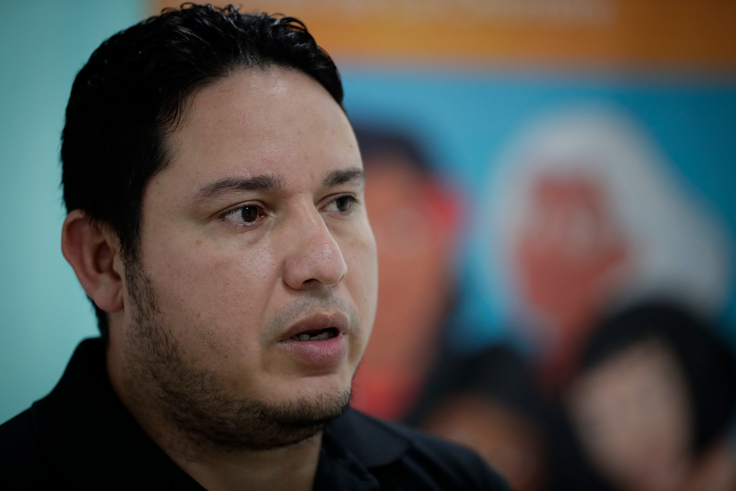 El activista panameño Juan Alonso habla durante una entrevista con EFE, en La Chorrera (Panamá).