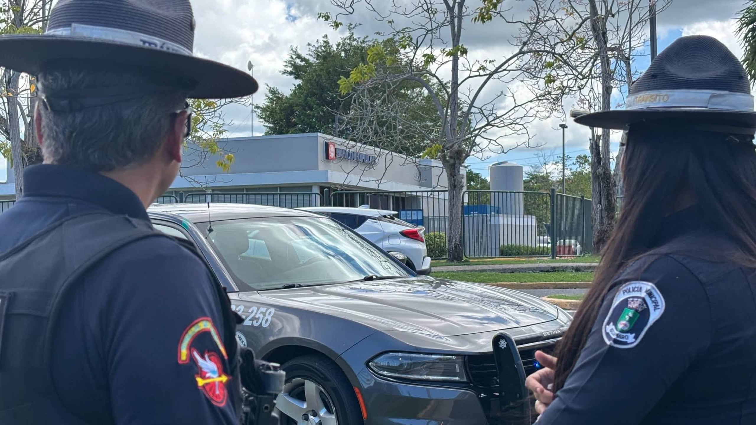 La Policía Municipal de Guaynabo arrestó a un hombre que presuntamente asaltó la sucursal del Banco Popular.