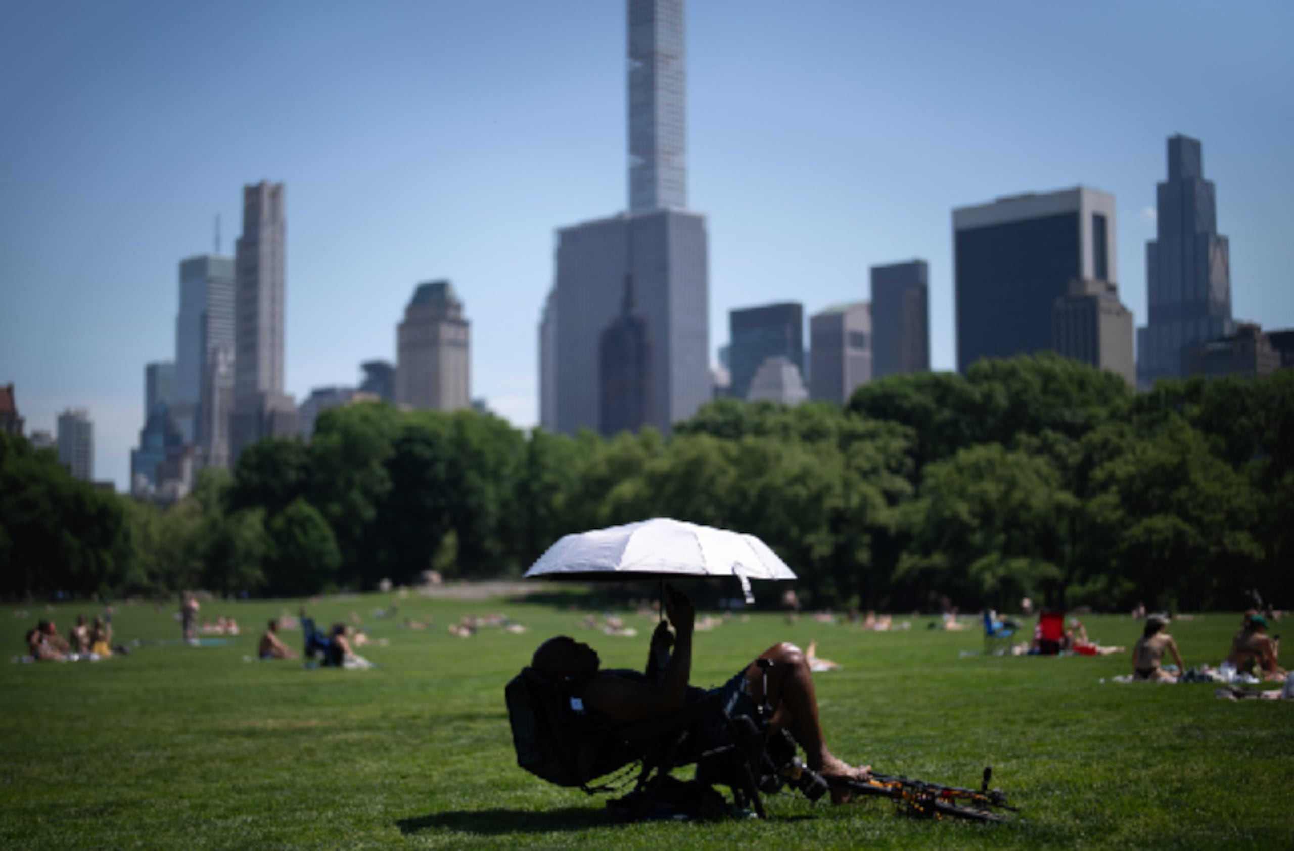 ARCHIVO – Una persona usa una sombrilla para protegerse del sol durante una advertencia de calor en Central Park, el 19 de mayo de 2026, en Nueva York. (AP Foto/Adam Gray, Archivo)