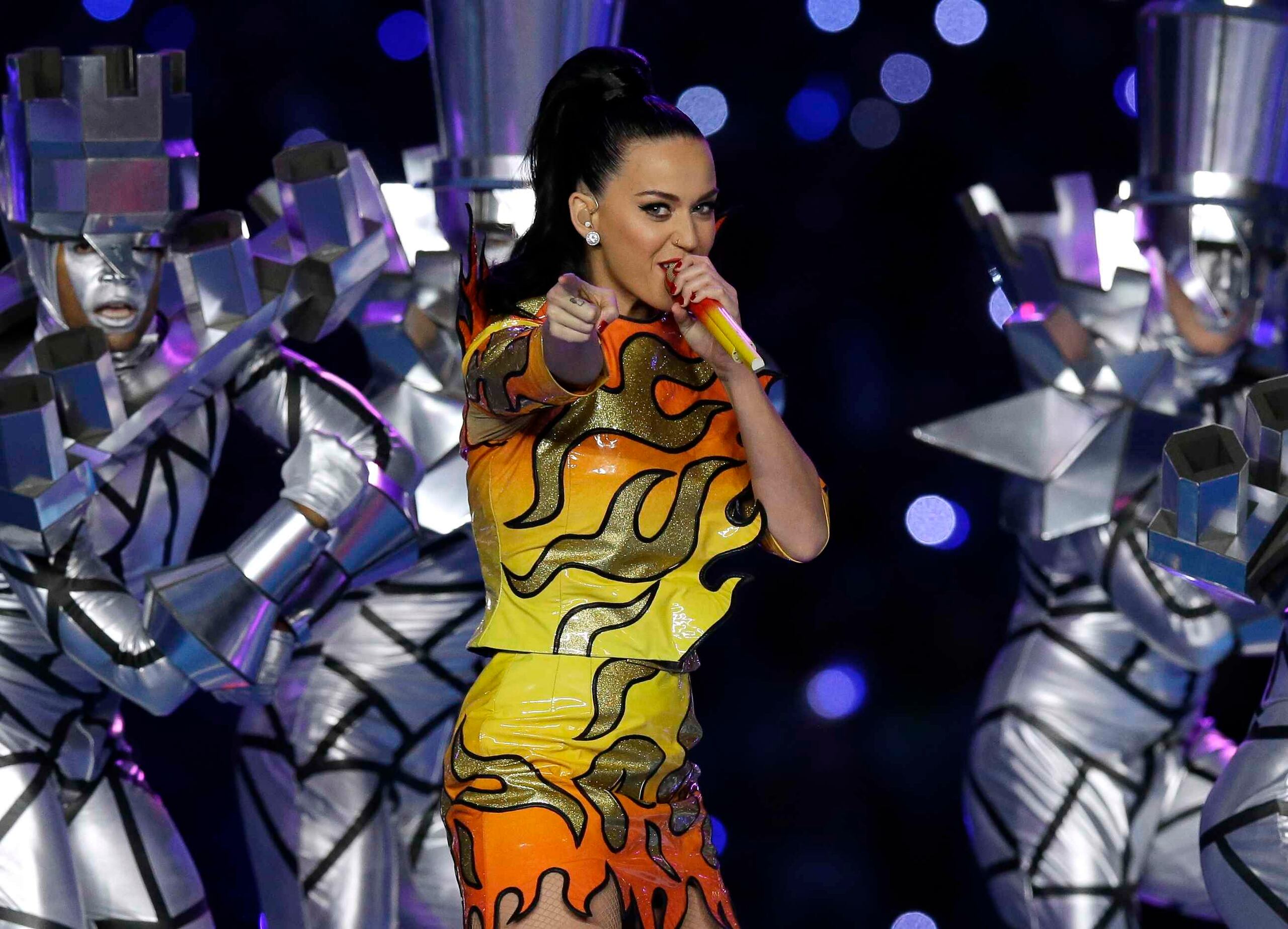 Perry se presentó durante el espectáculo de medio tiempo del Super Bowl con una atuendo imitando llamas de fuego. (AP)